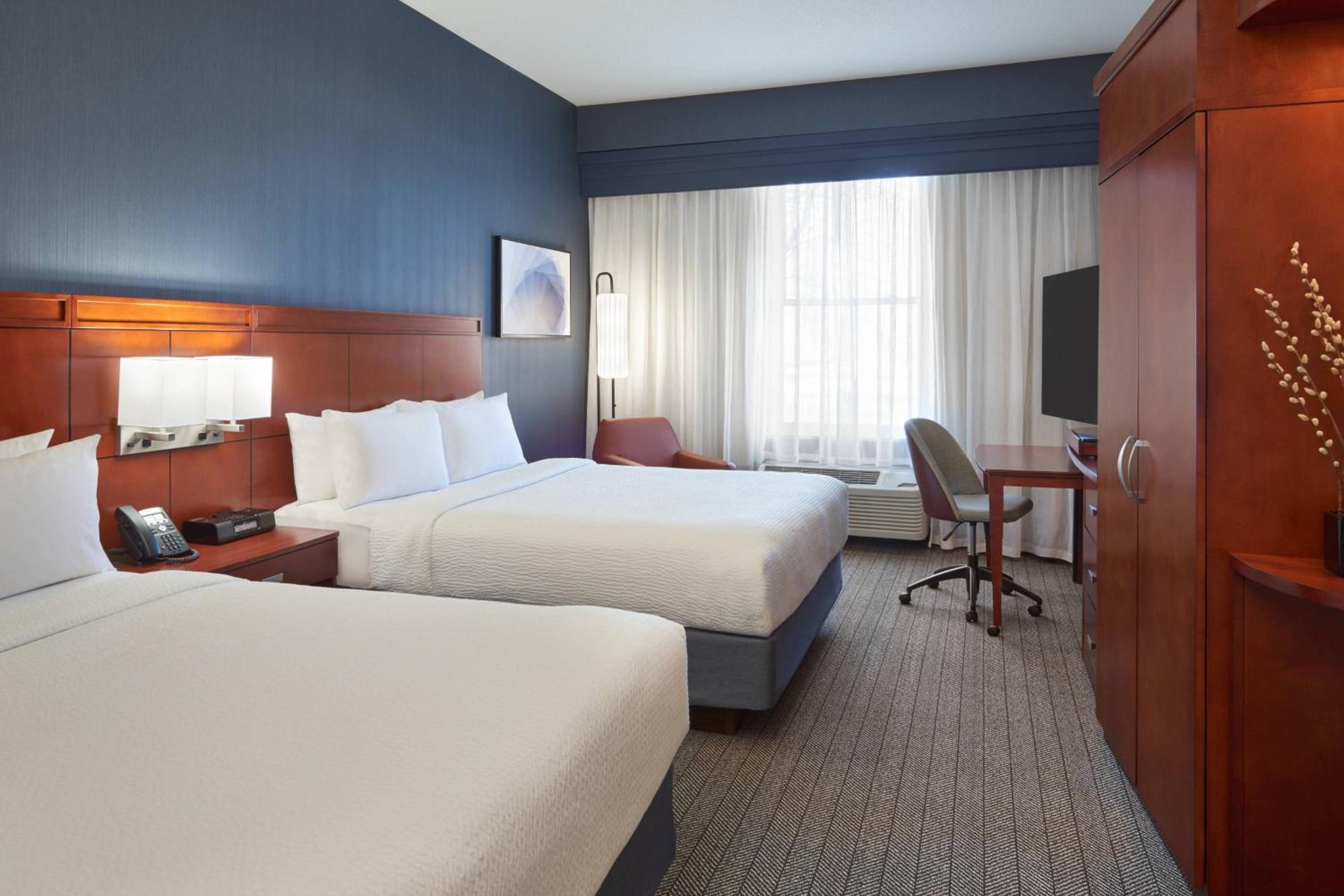 Queen Room with Two Queen Beds - Photo 4