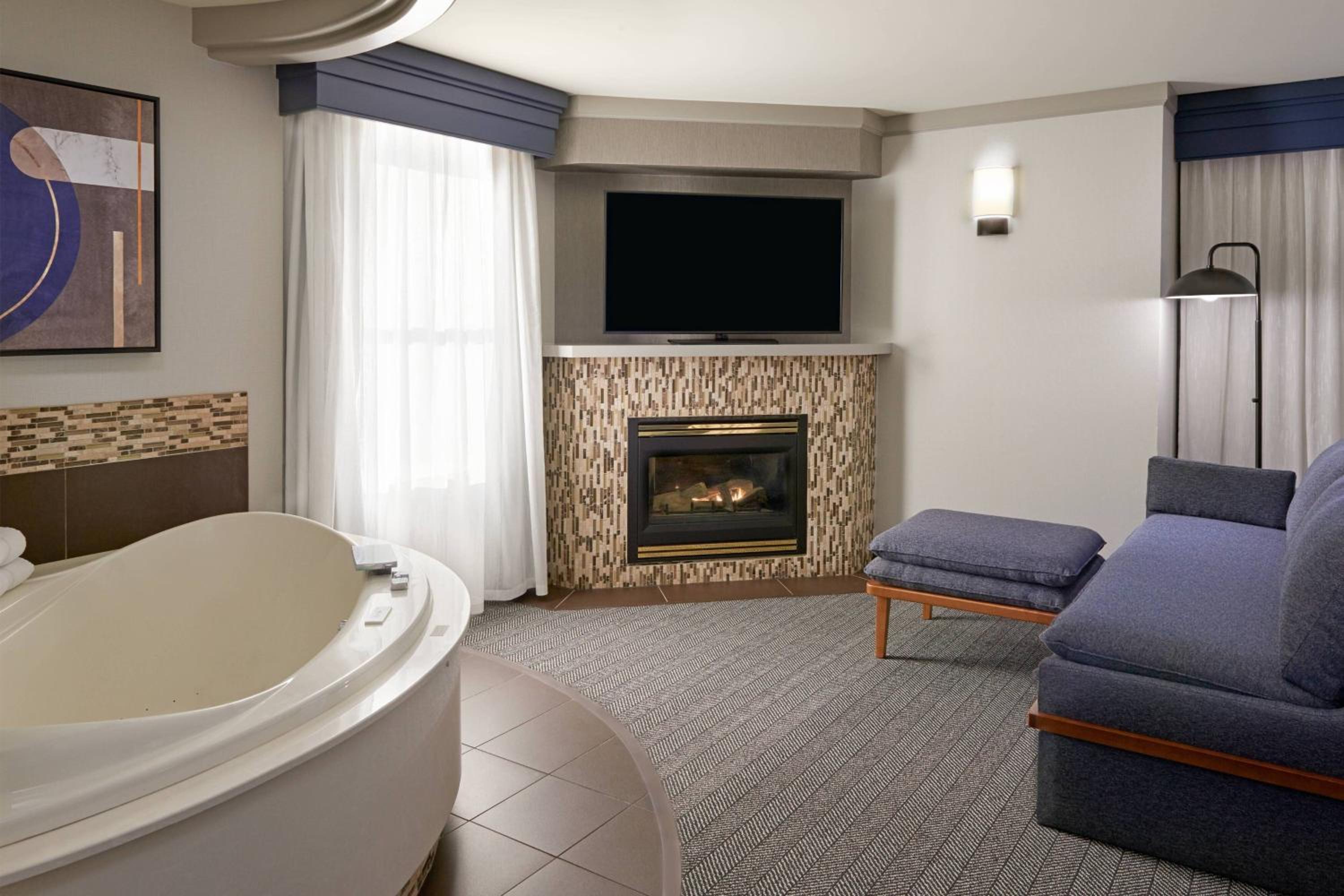 Suite with Hot Tub - Photo 5