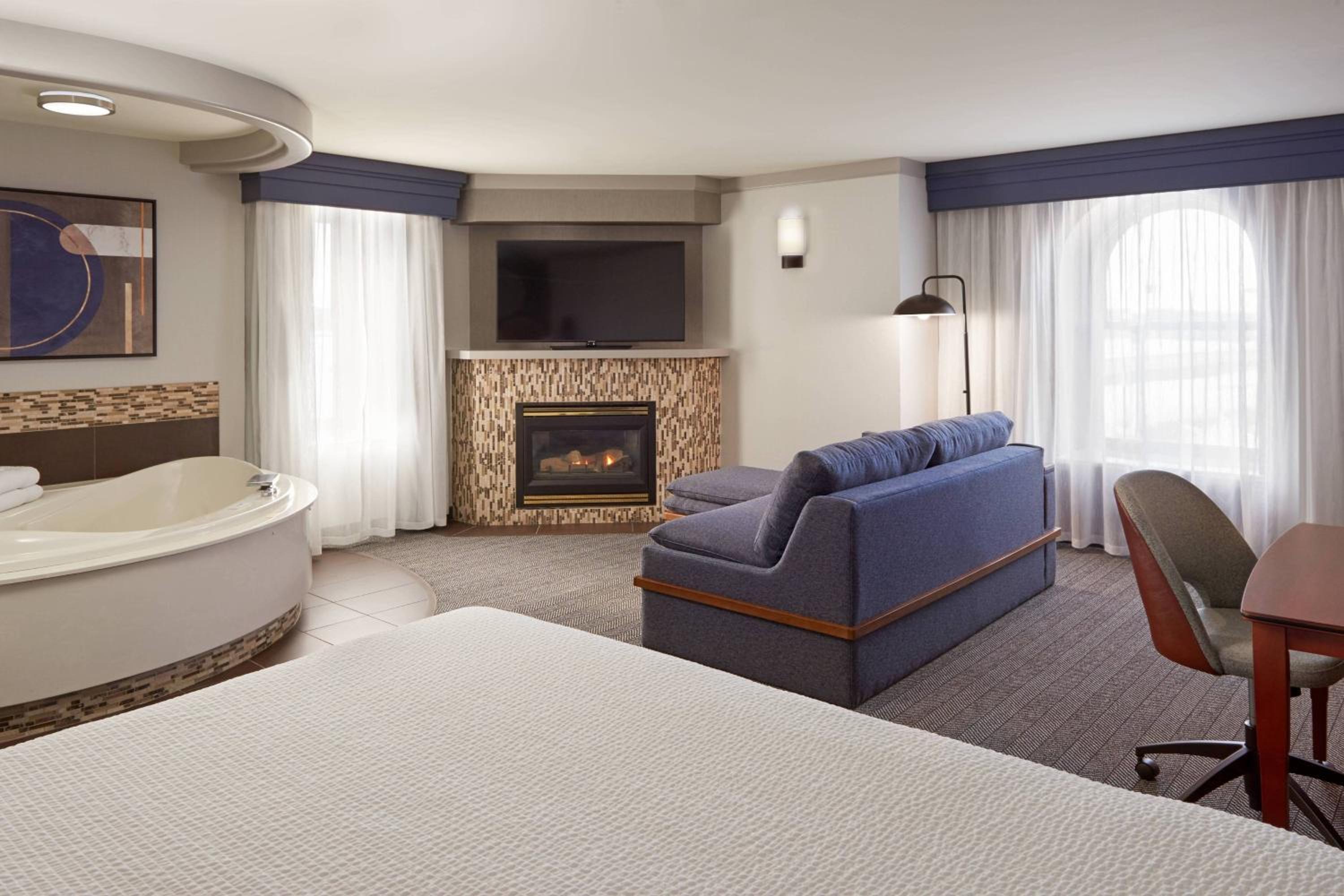 Suite with Hot Tub - Photo 4