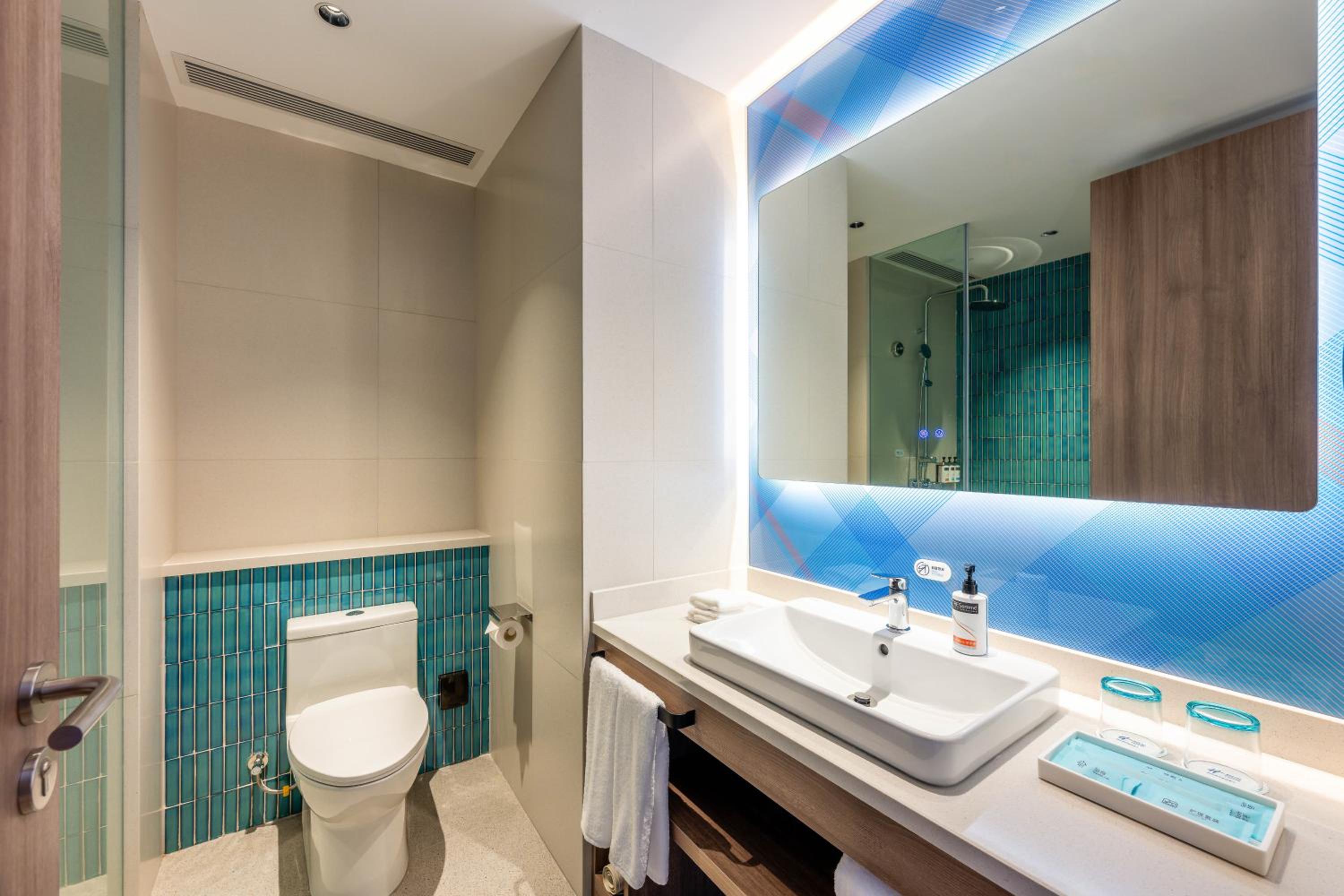 Standard King Room with City View photo 3