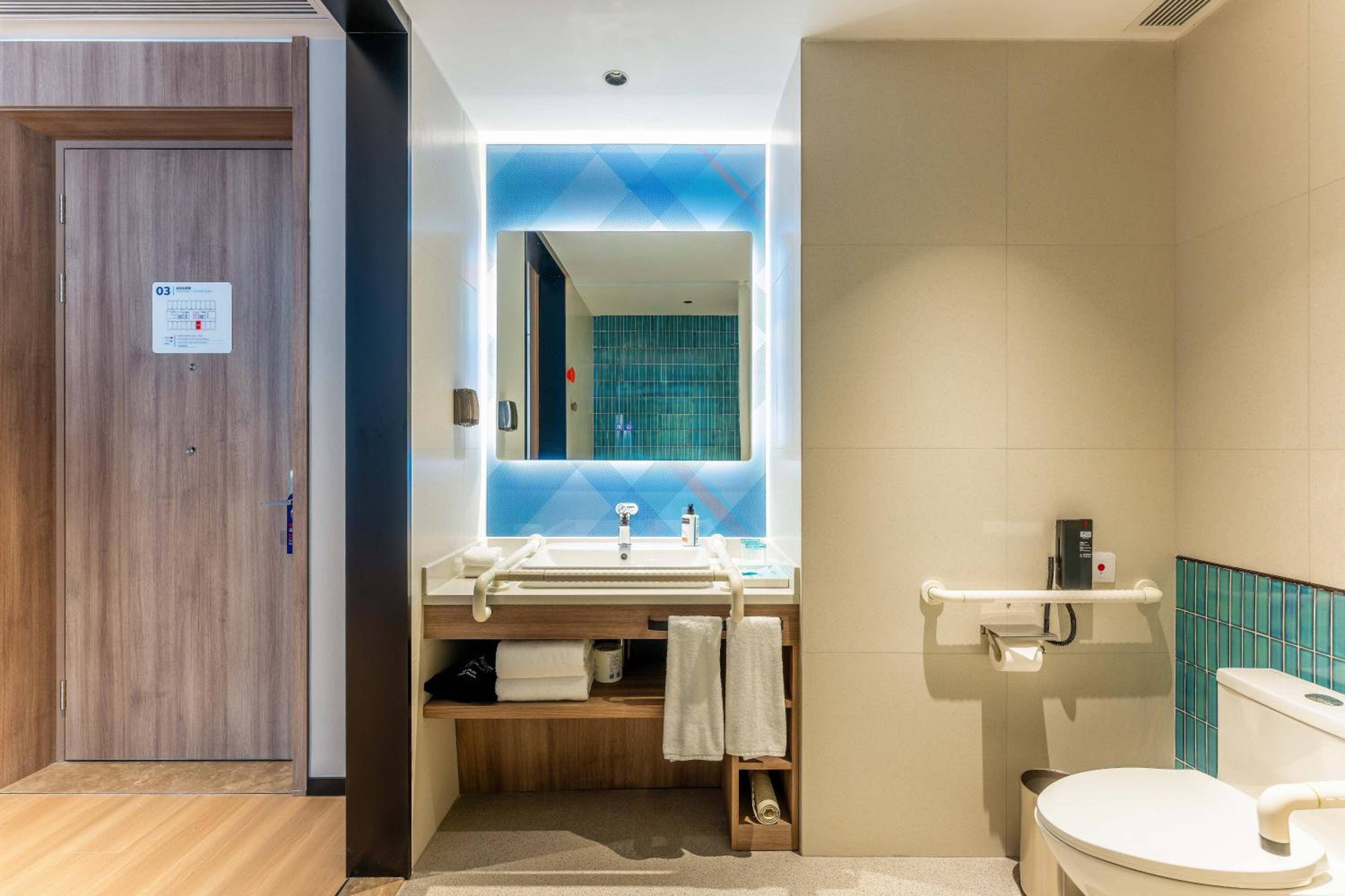 Standard King Room - Disability Access photo 2
