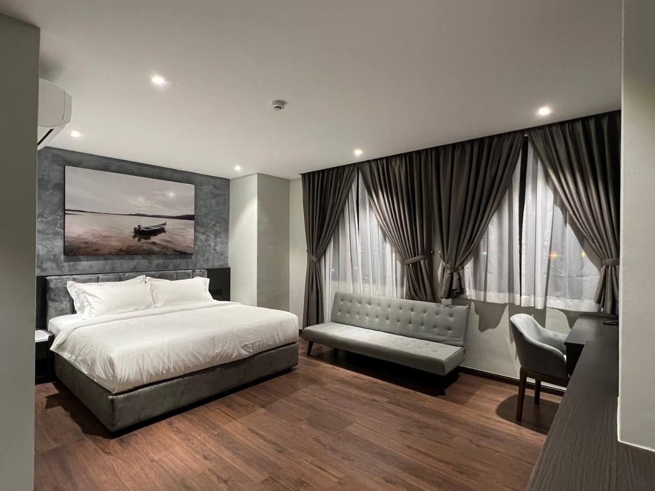 Deluxe King Room - Photo 8
