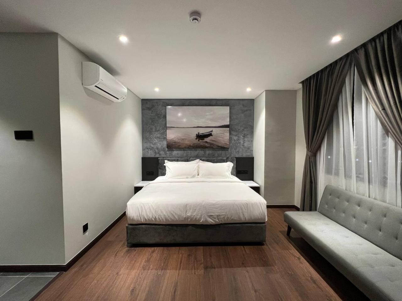 Deluxe King Room - Photo 7
