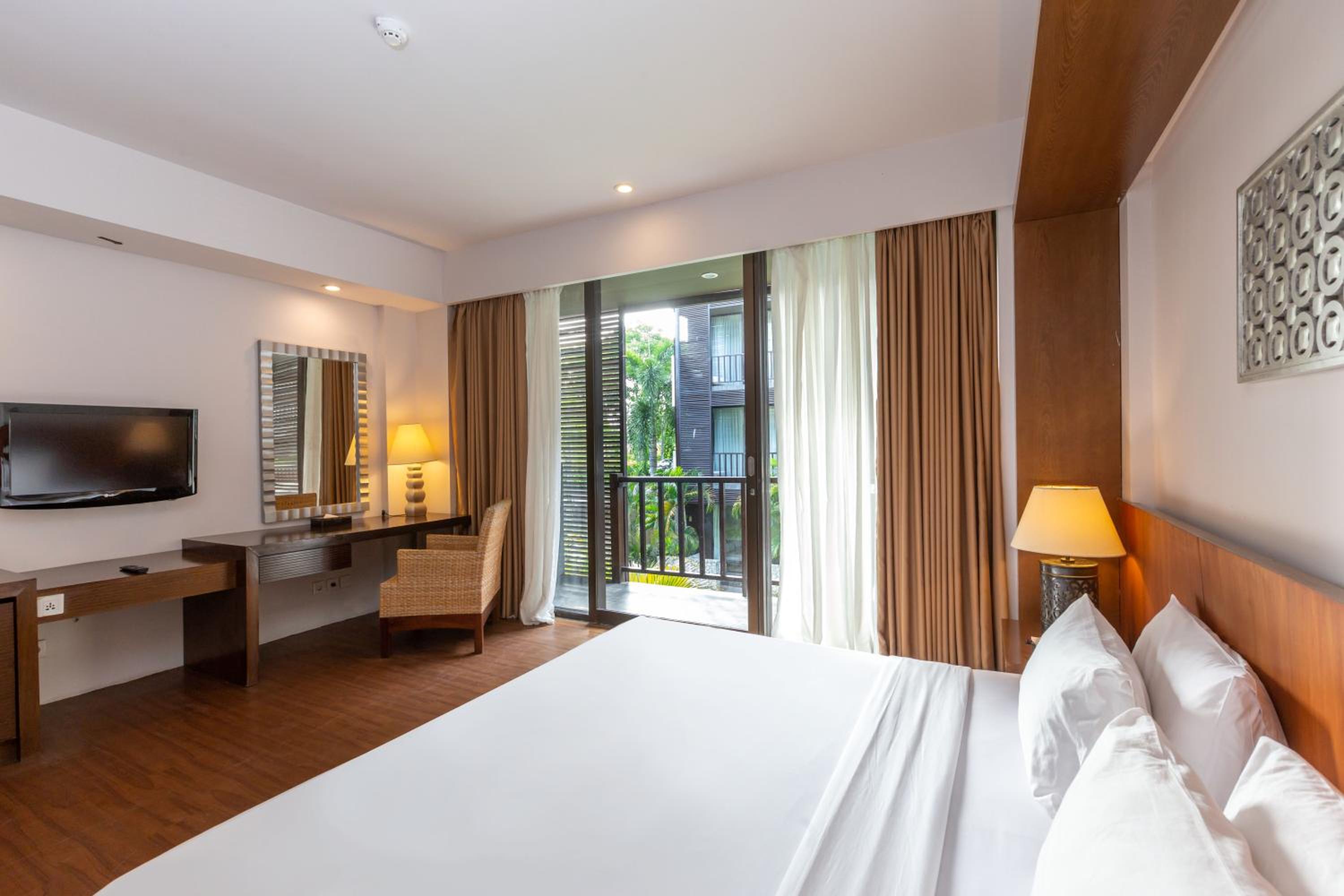 Deluxe Double or Twin Room with Pool View - Photo 1