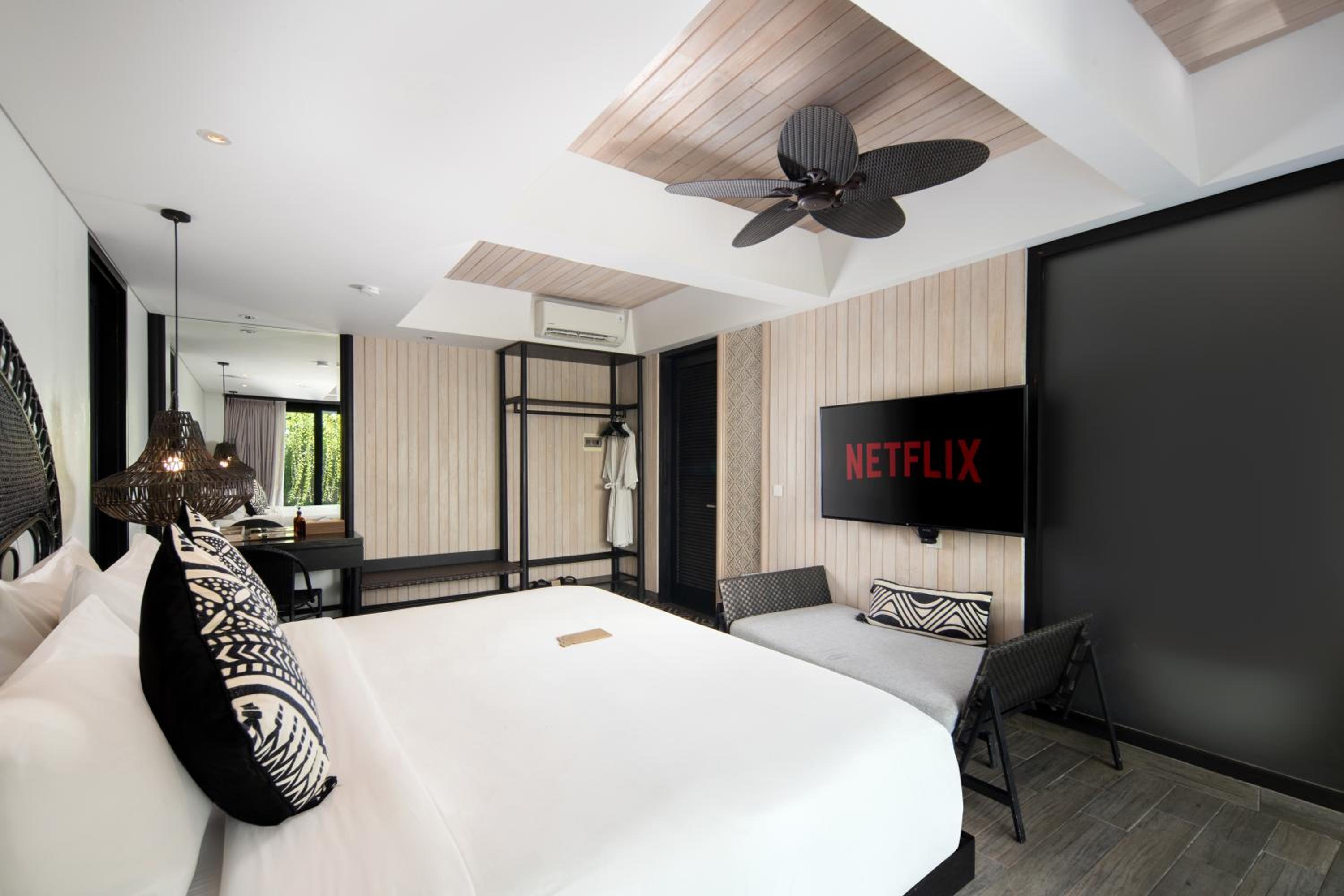 Suite with Pool View - Photo 2