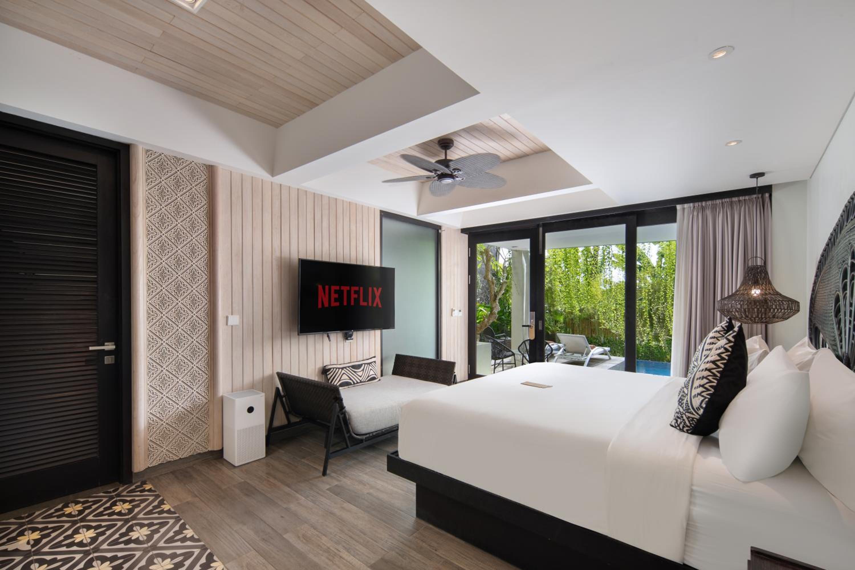 Suite with Pool View - Photo 3