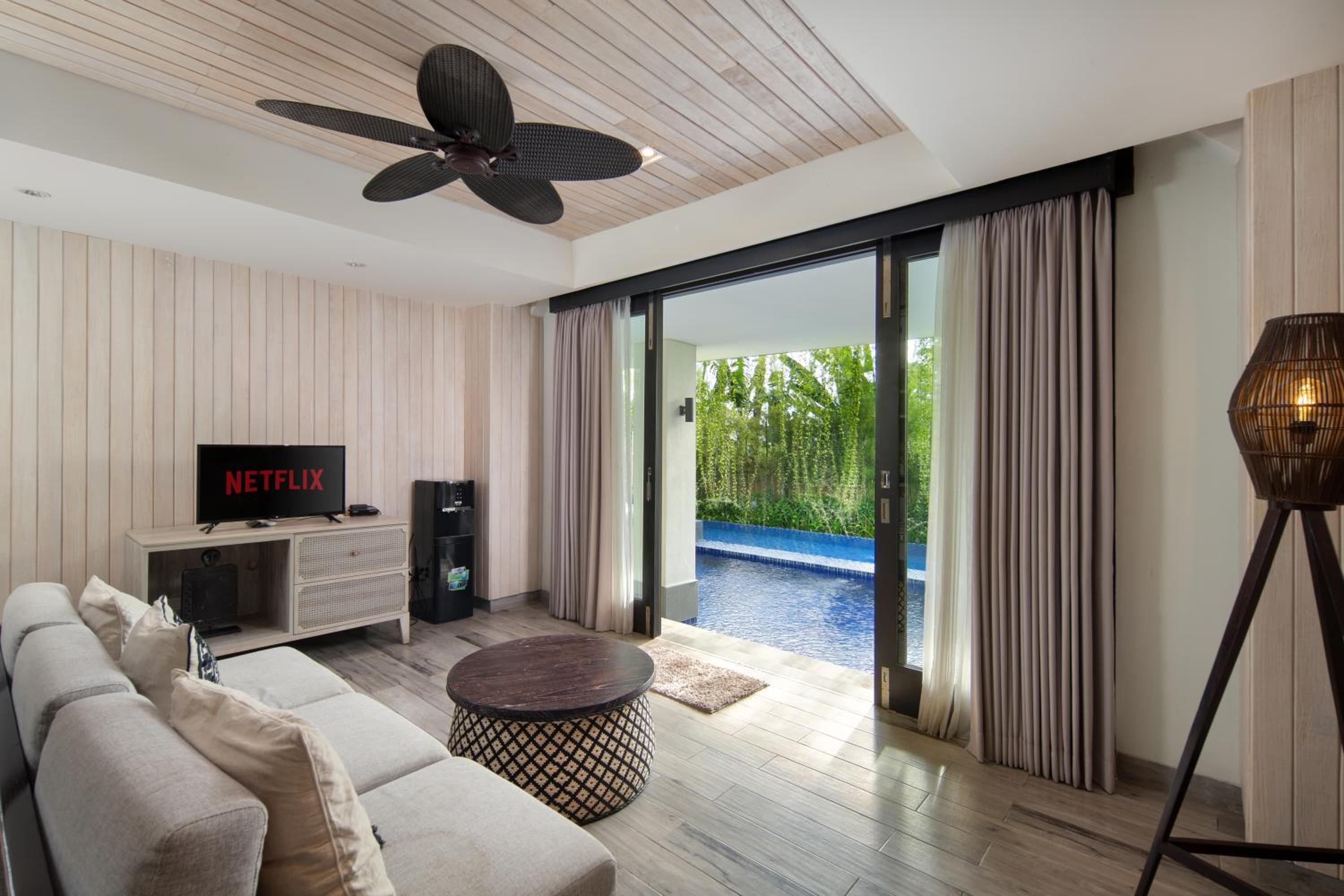 Suite with Pool View - Photo 7
