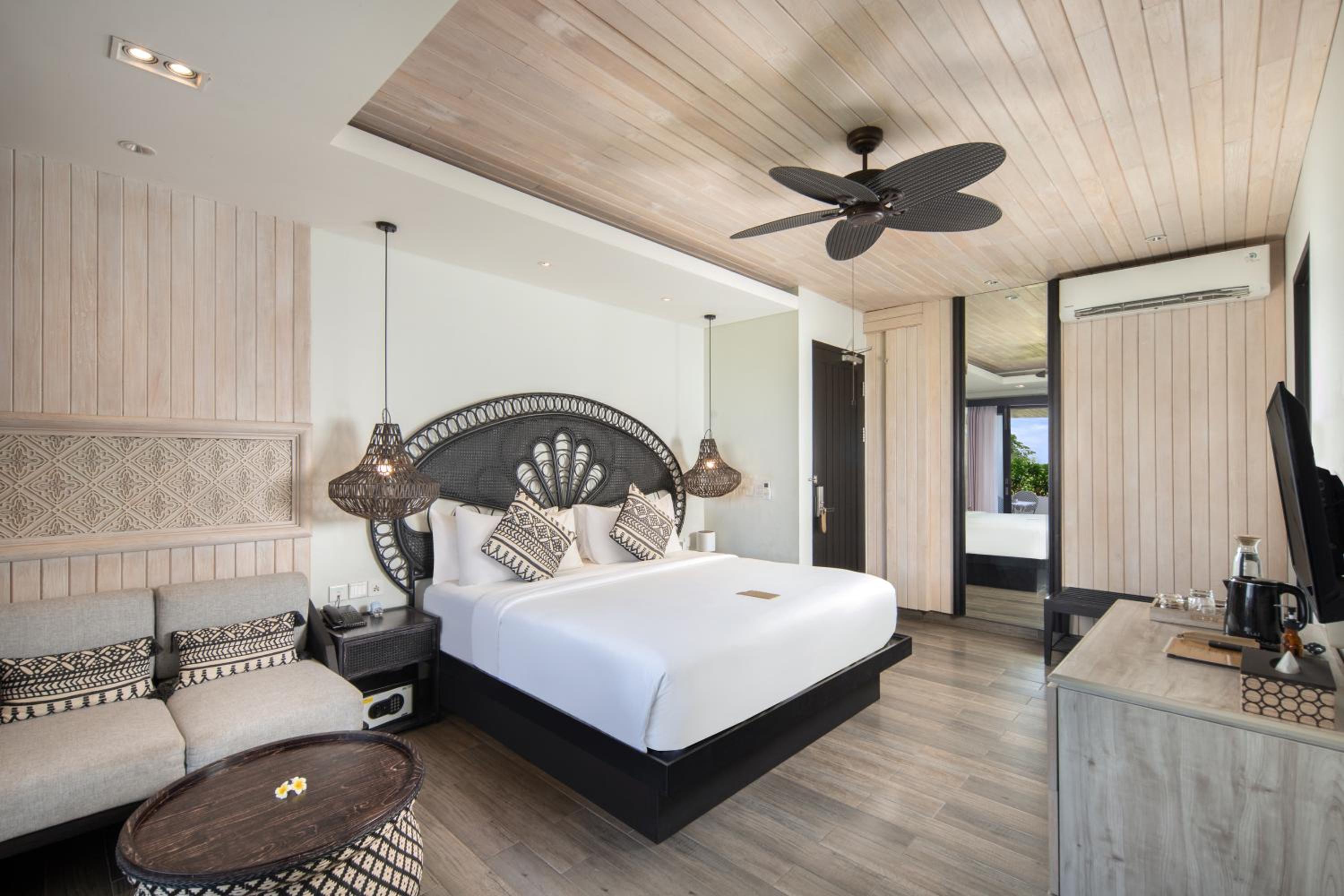 Deluxe Double Room with Balcony - Photo 6