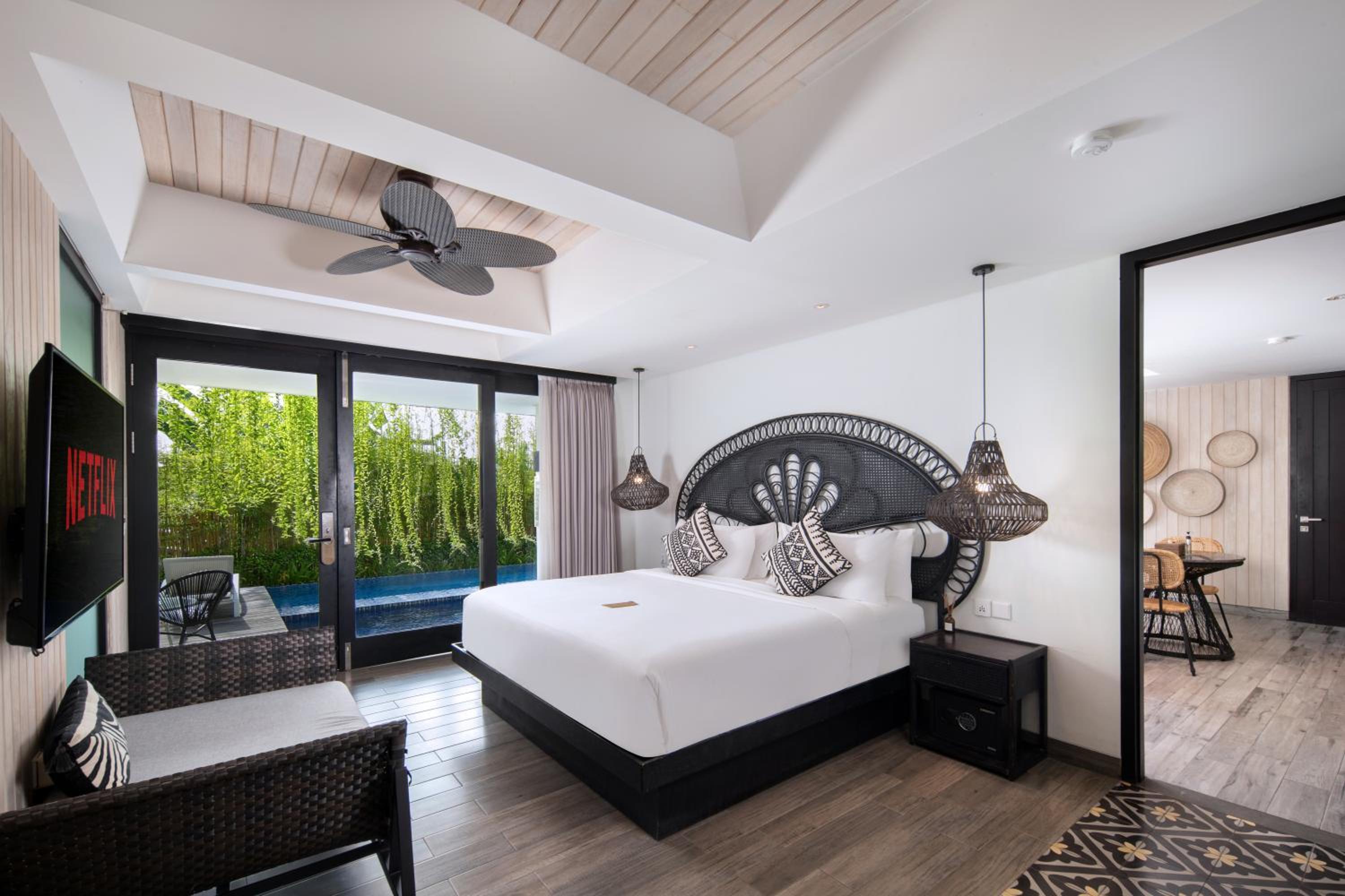 Suite with Pool View - Photo 1