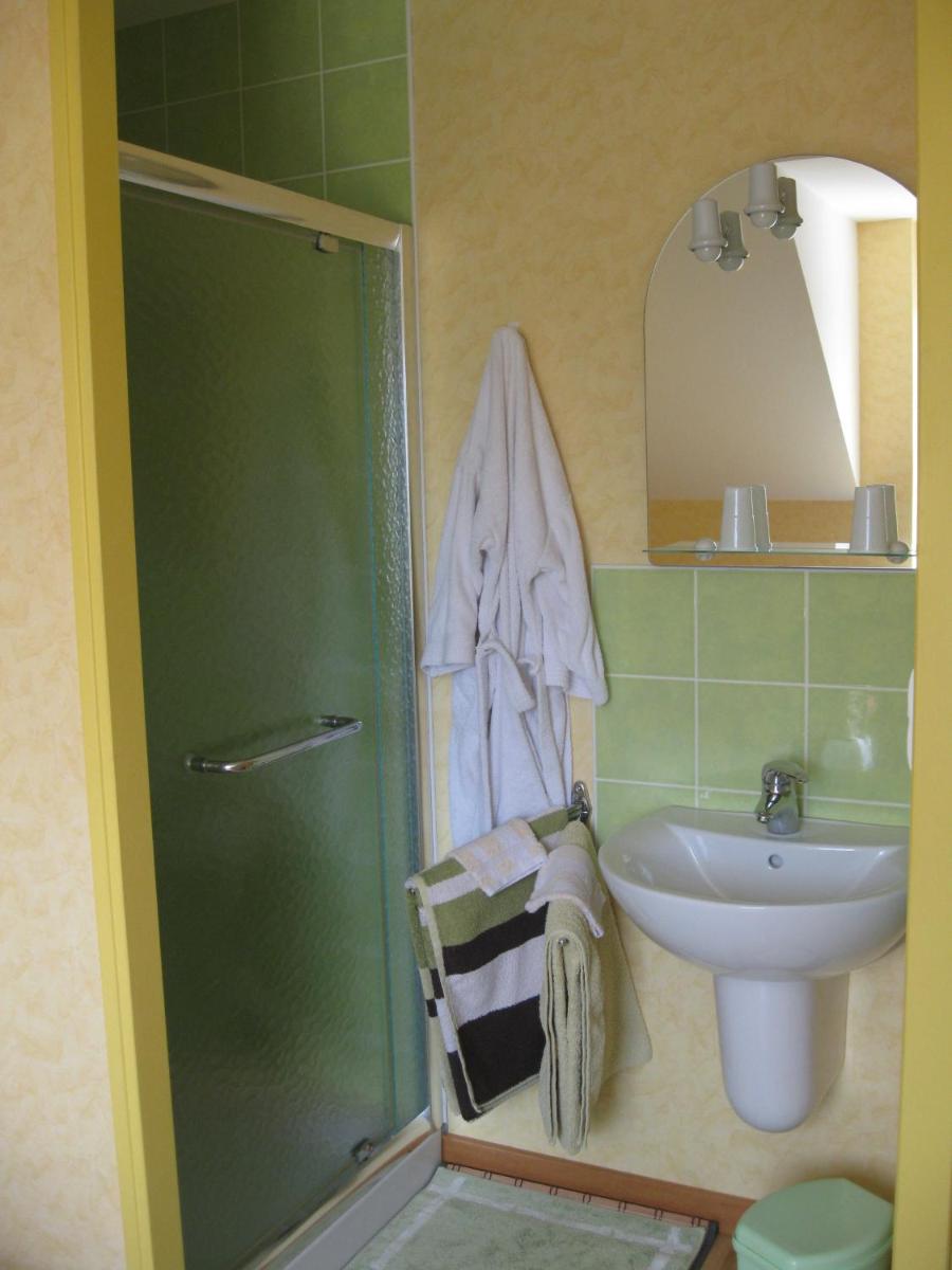 Double or Twin Room with Shower - Photo 2