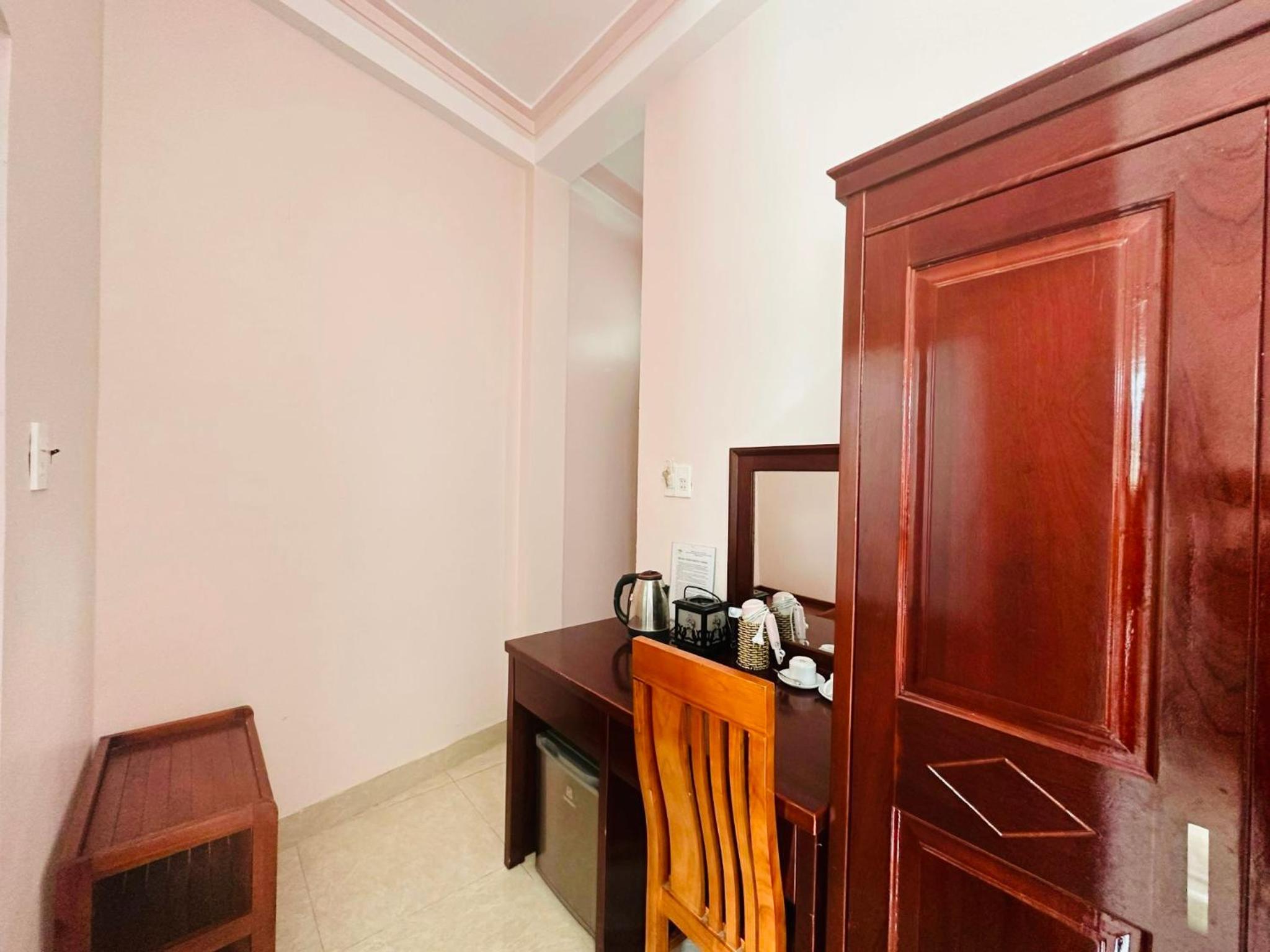 Standard King Room - Photo 6