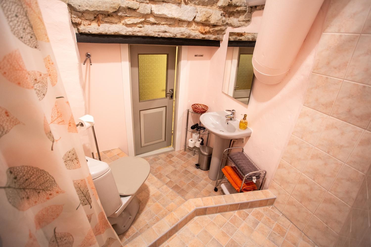 Suite - Annex - Photo 11