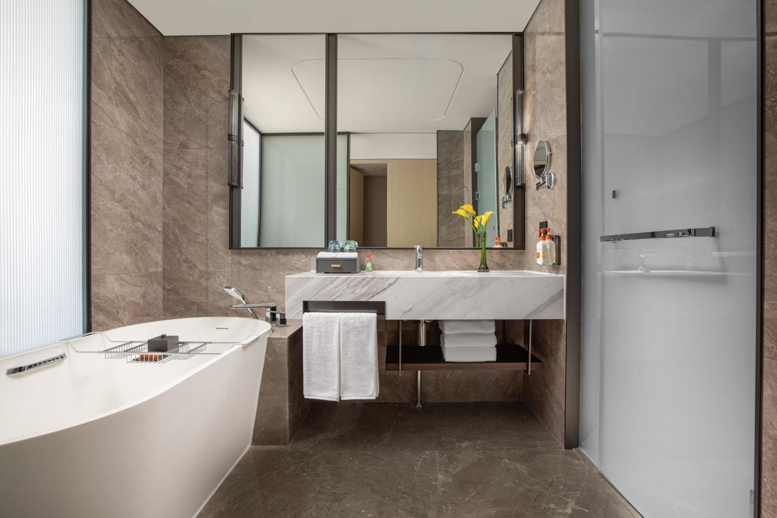 Premium King Room - Photo 4