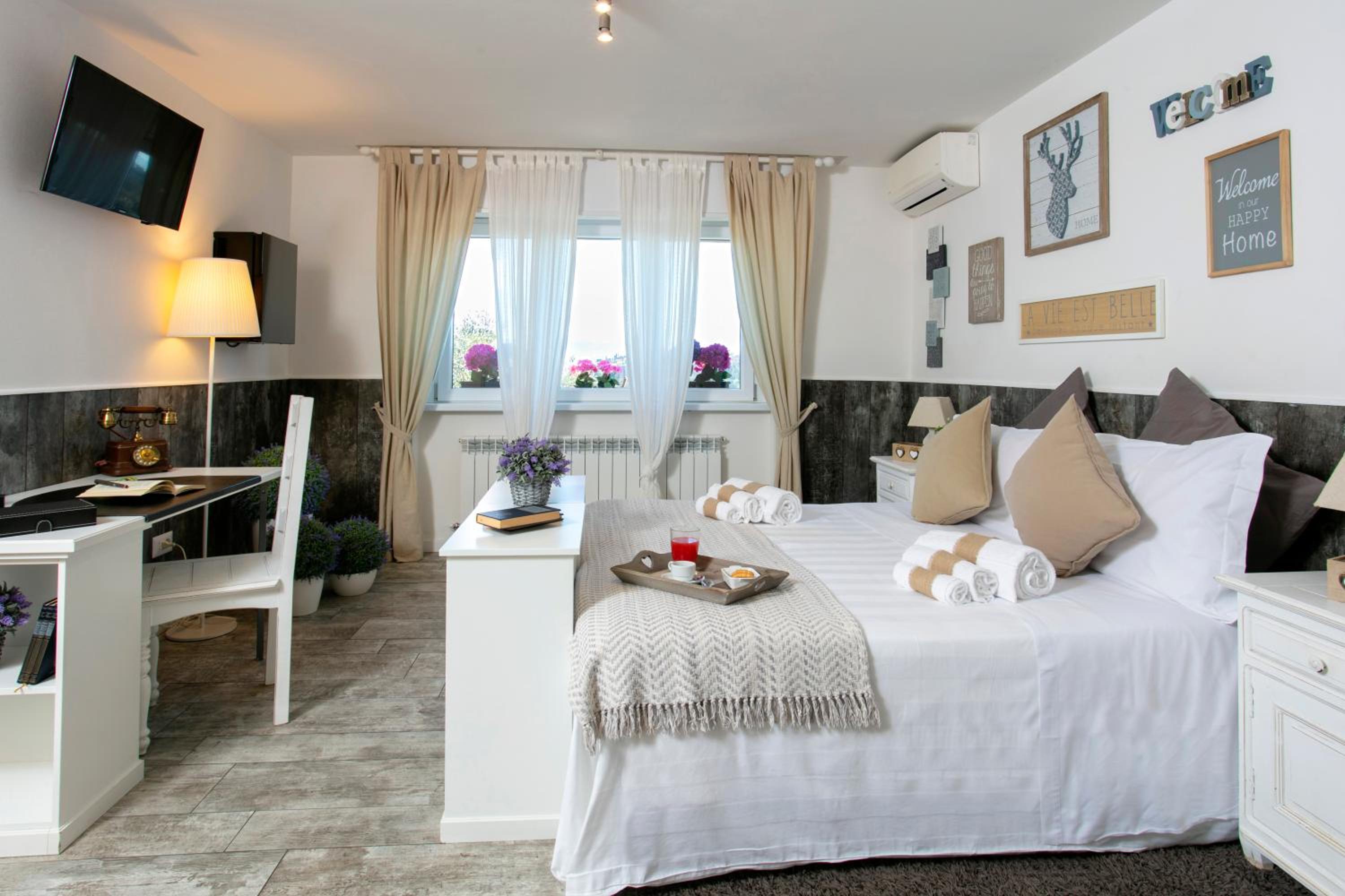 Double Room - Photo 18