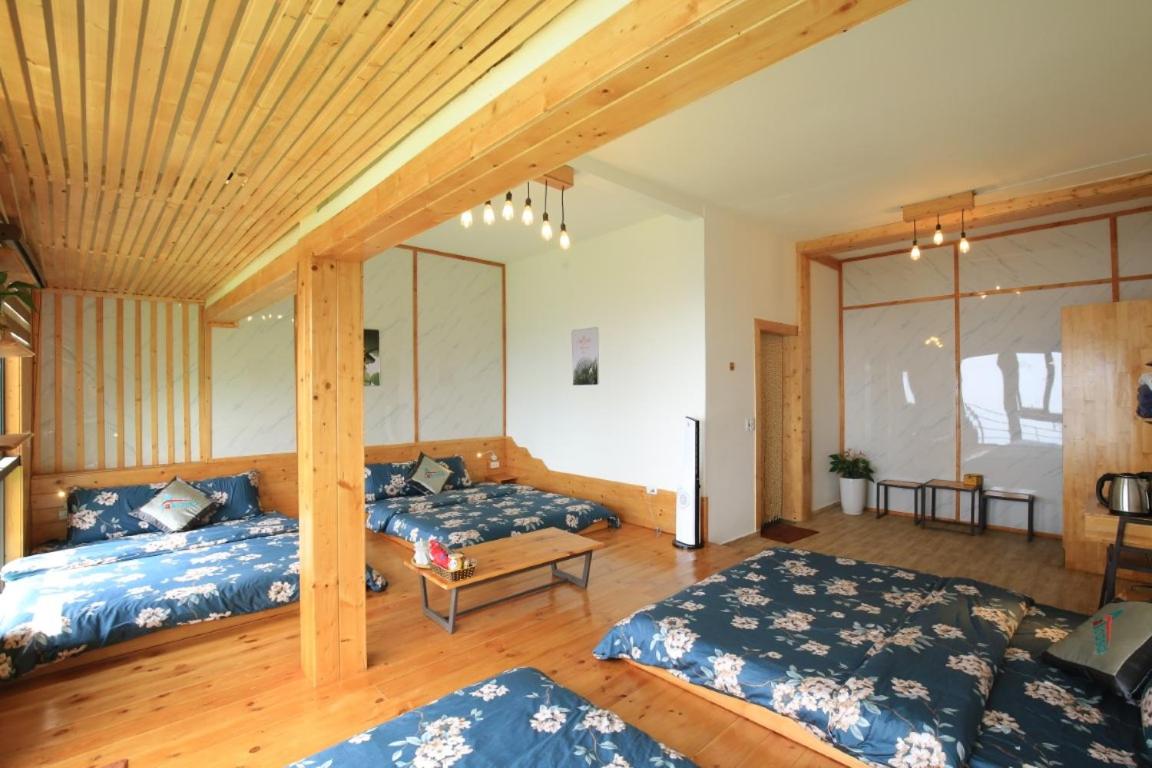 Family Room with Balcony photo 3