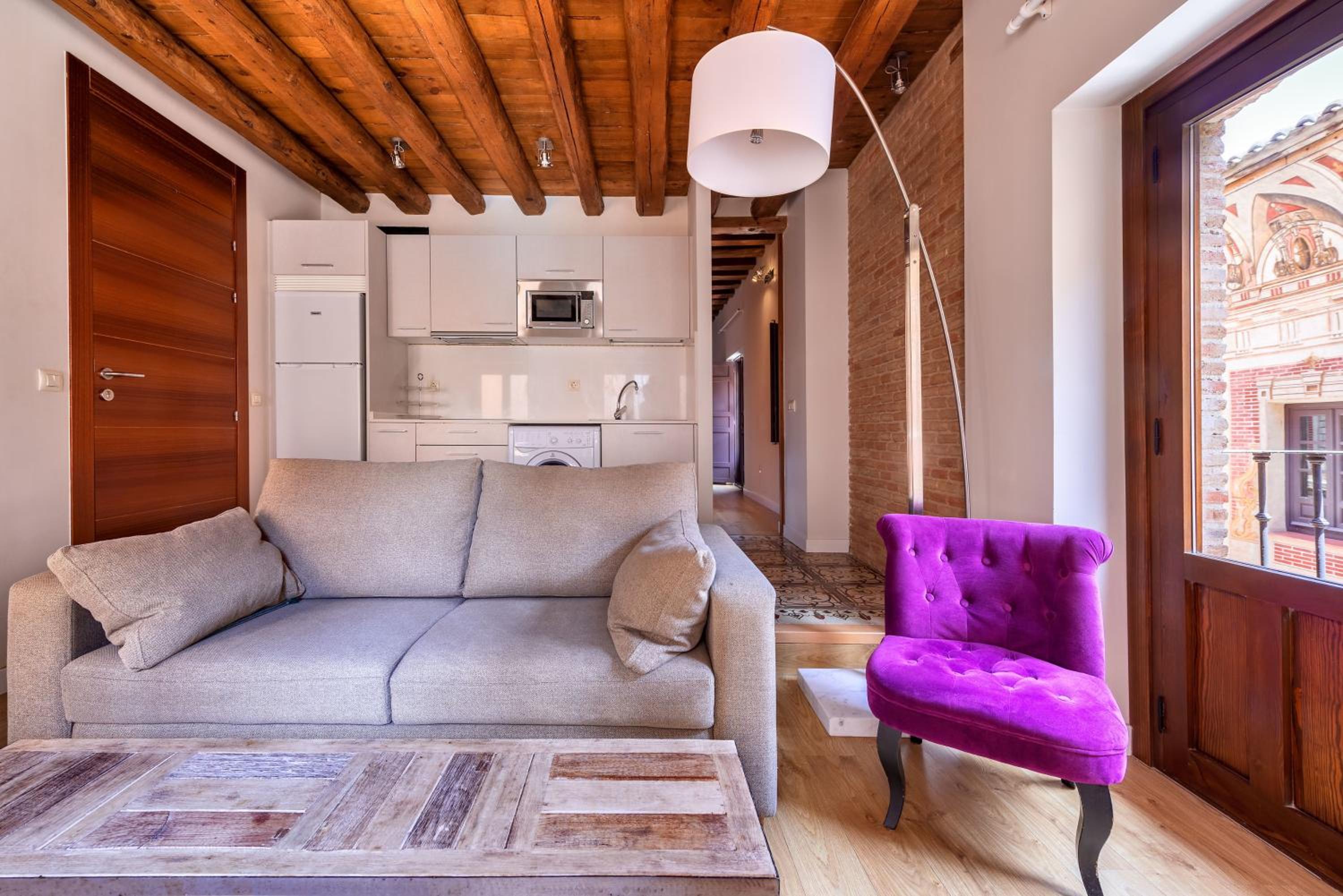 Apartment with City View - Photo 7