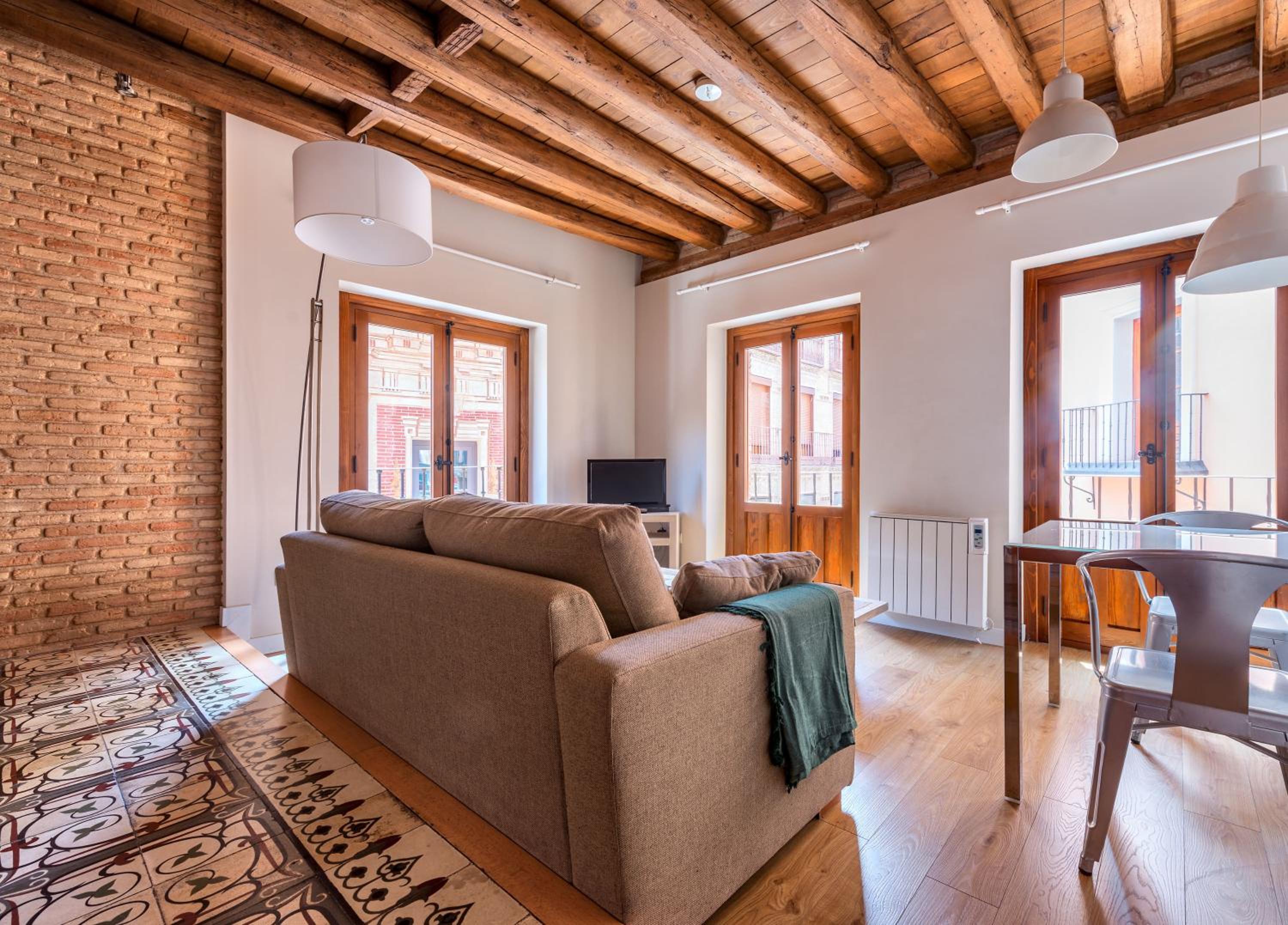 Apartment with City View - Photo 9