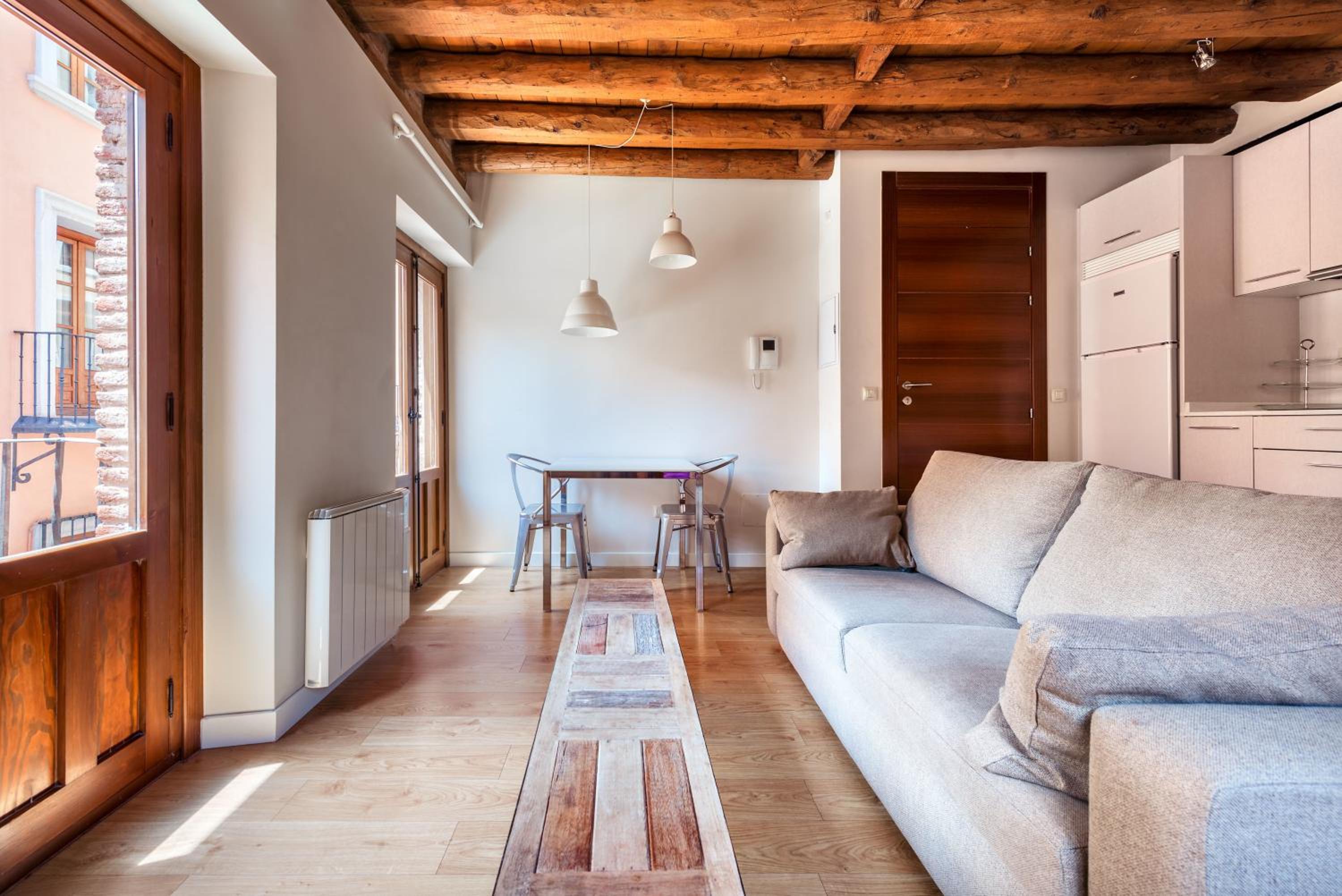 Apartment with City View - Photo 8