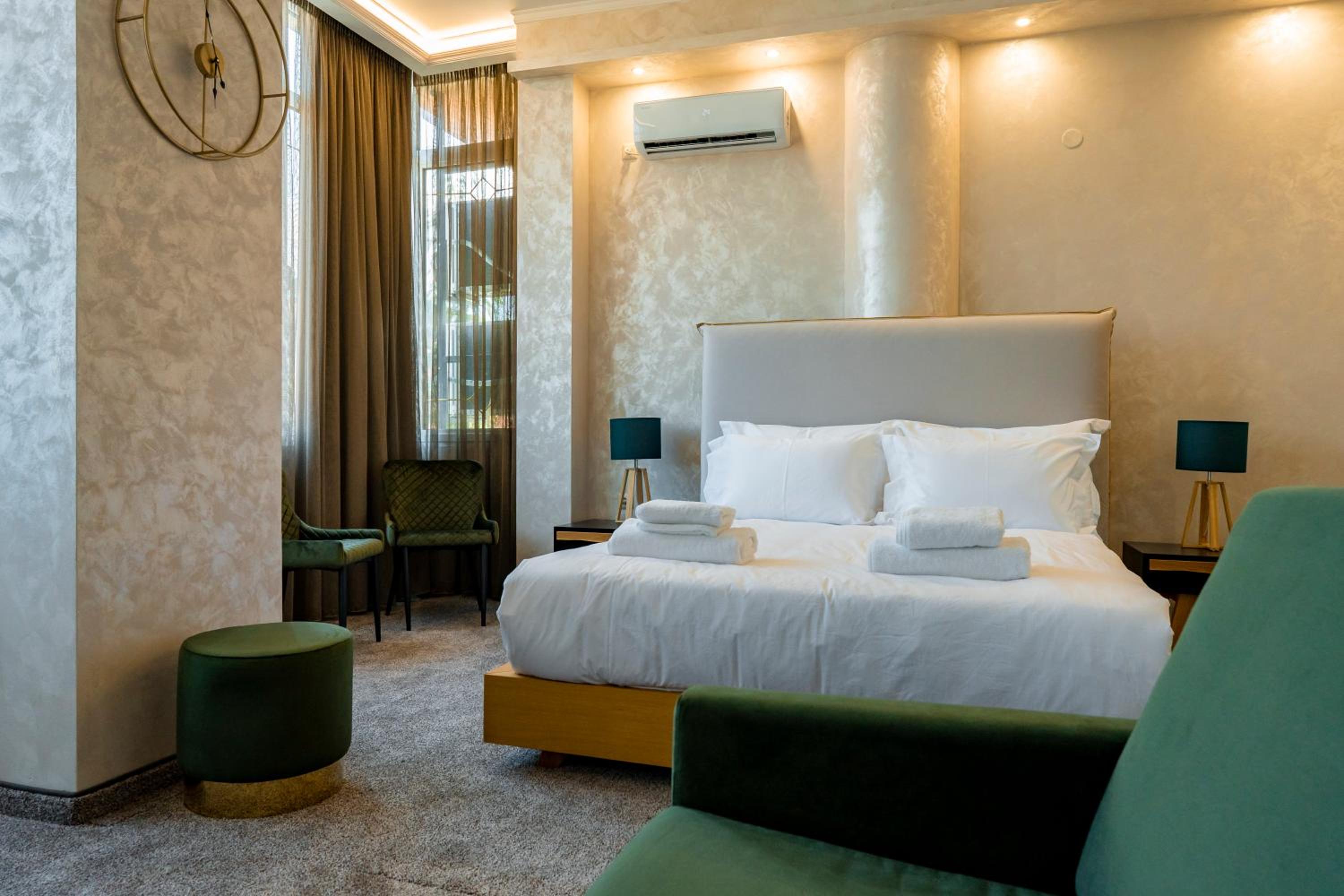 Deluxe Room (2 Adults + 1 Child) - Photo 2