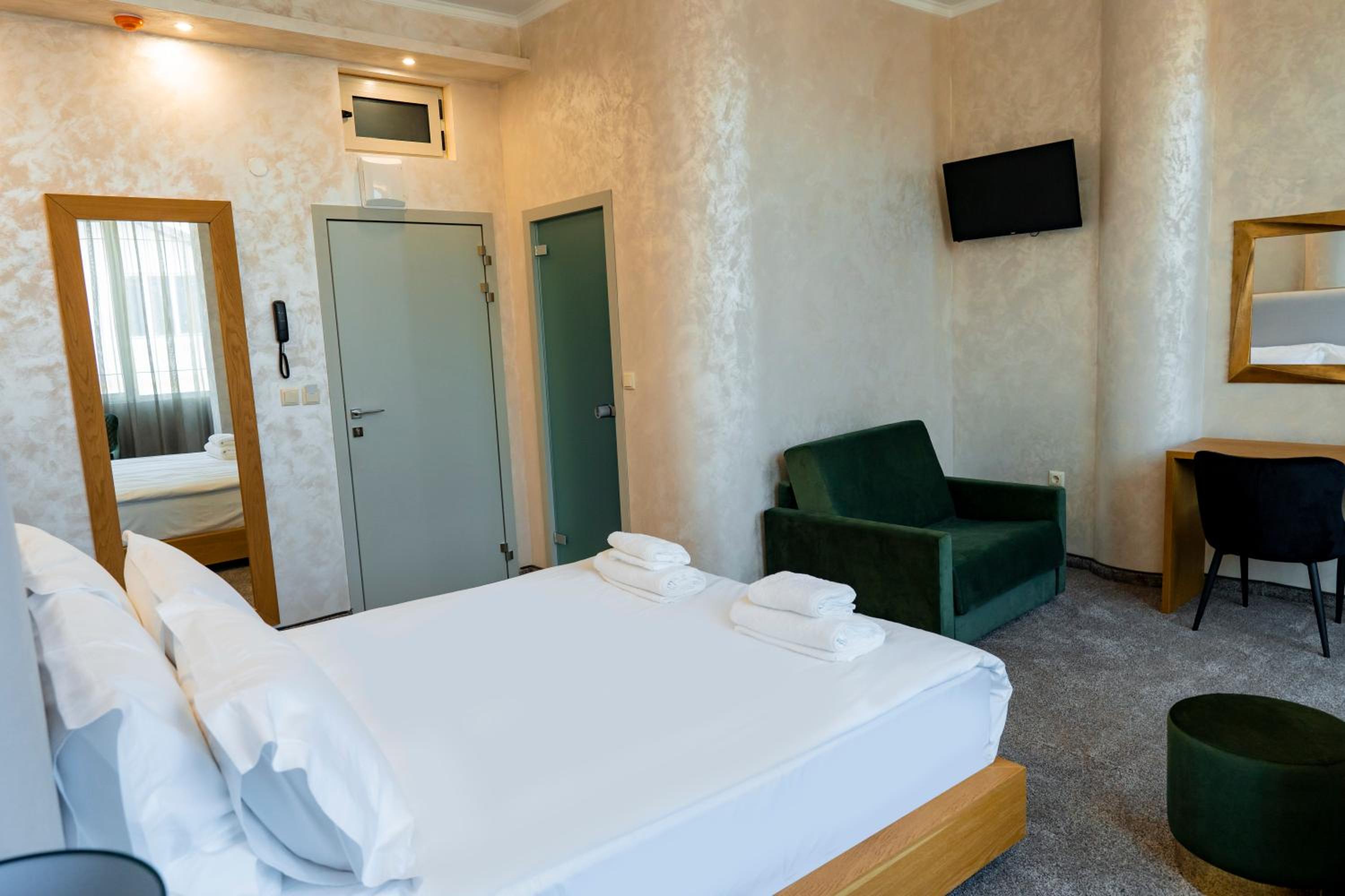Deluxe Room (2 Adults + 1 Child) - Photo 1