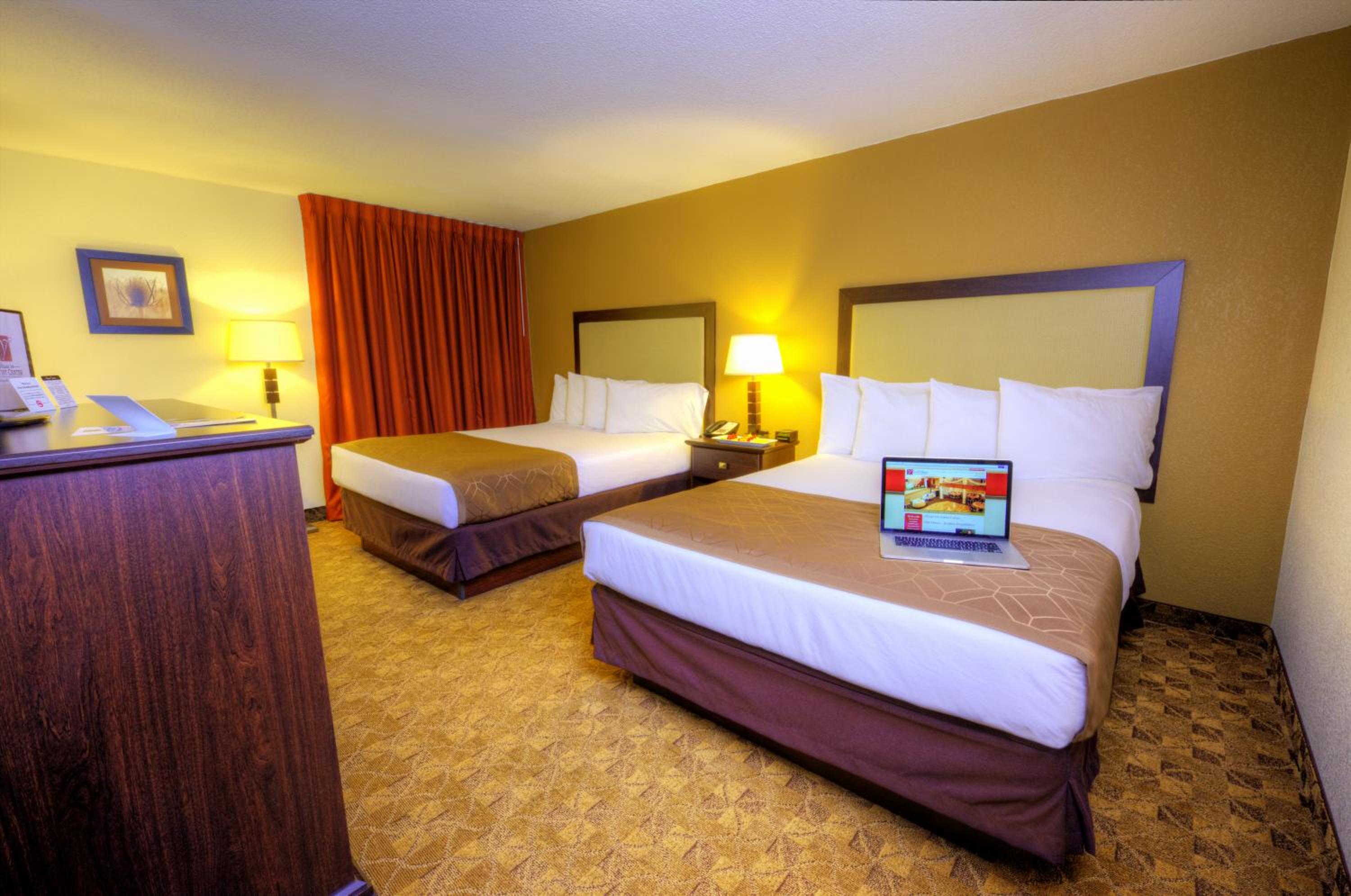 Queen Room with Two Queen Beds - Non-Smoking - Photo 3