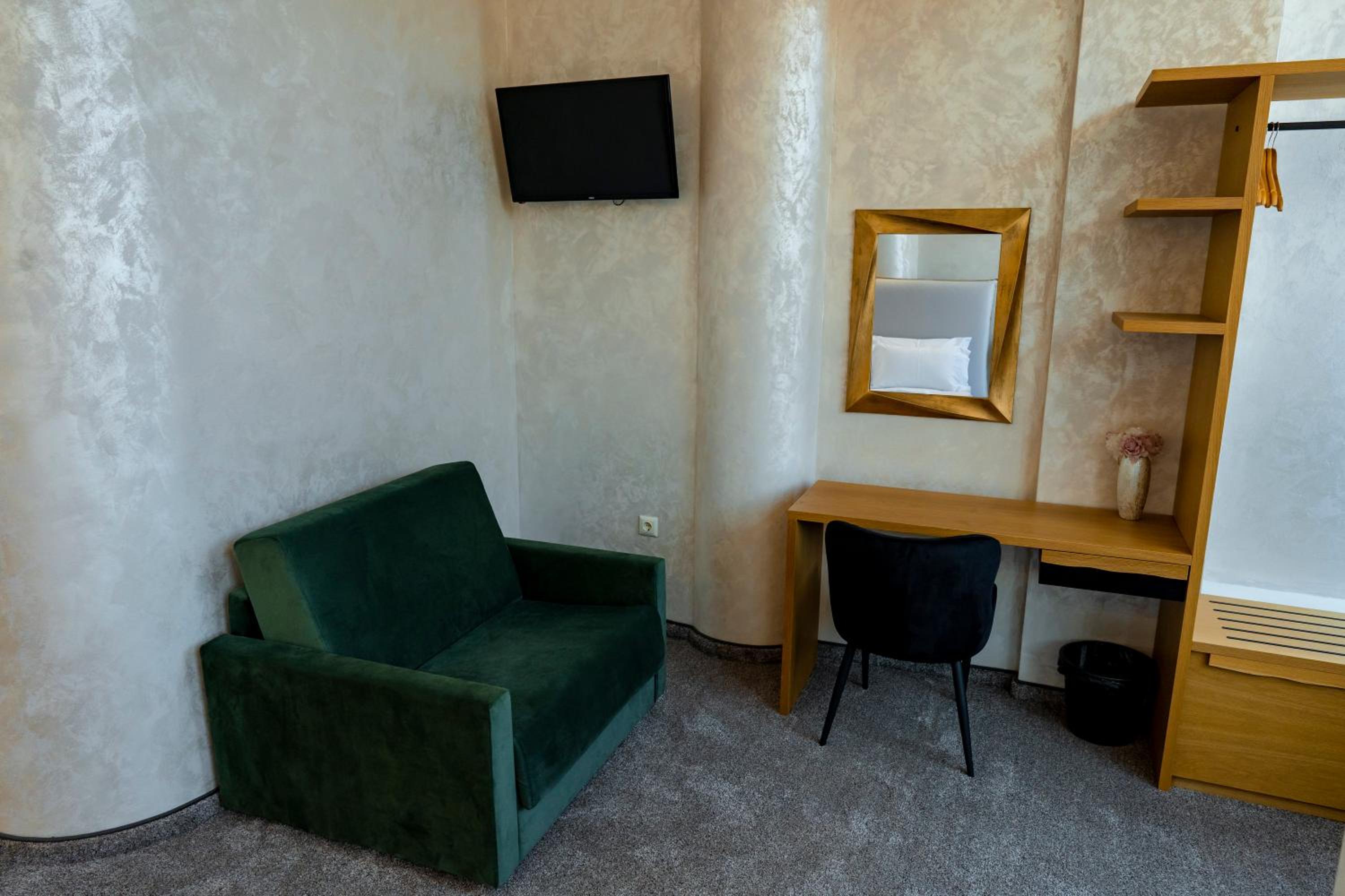 Deluxe Room (2 Adults + 1 Child) - Photo 3