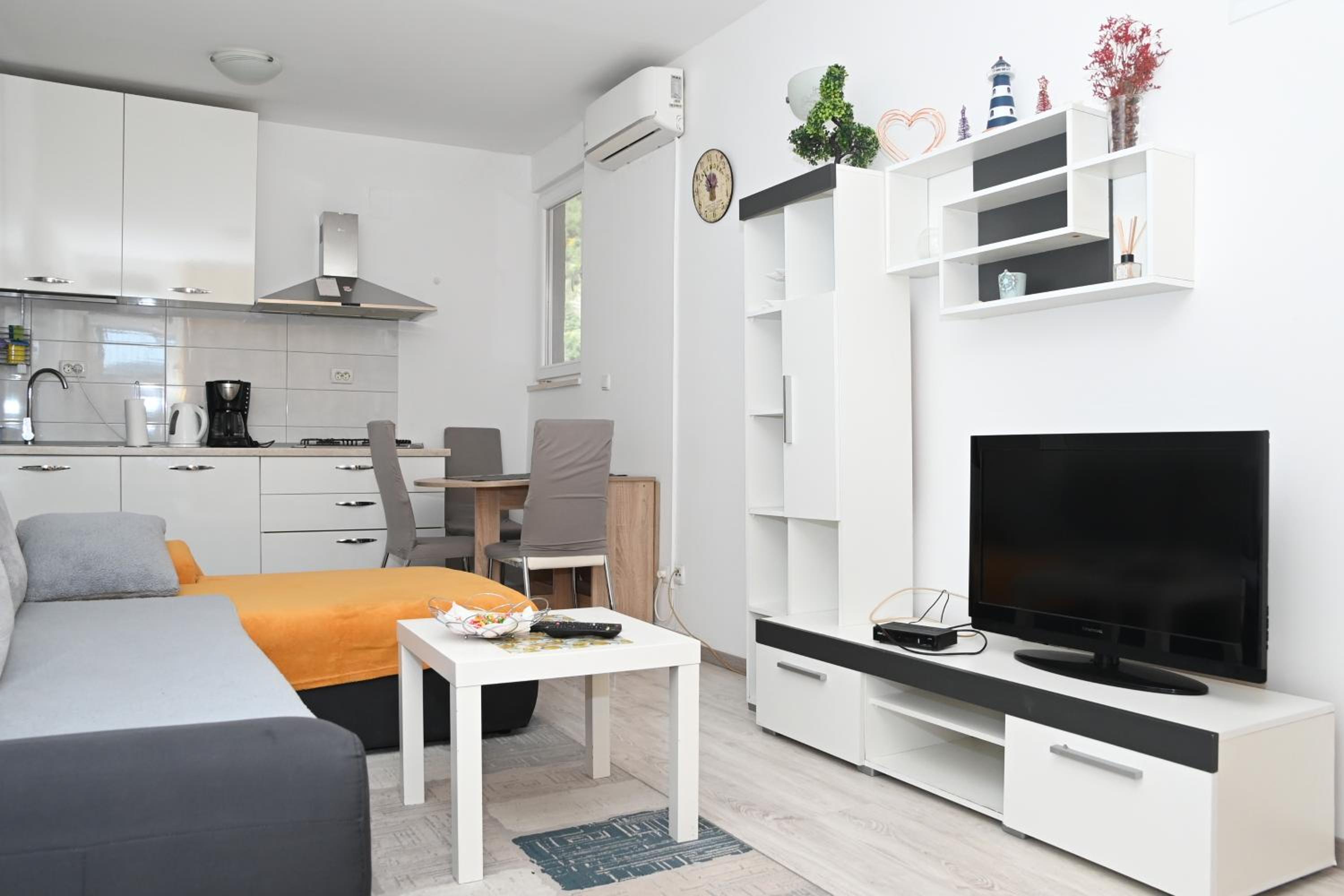 Apartment with Terrace - Photo 3