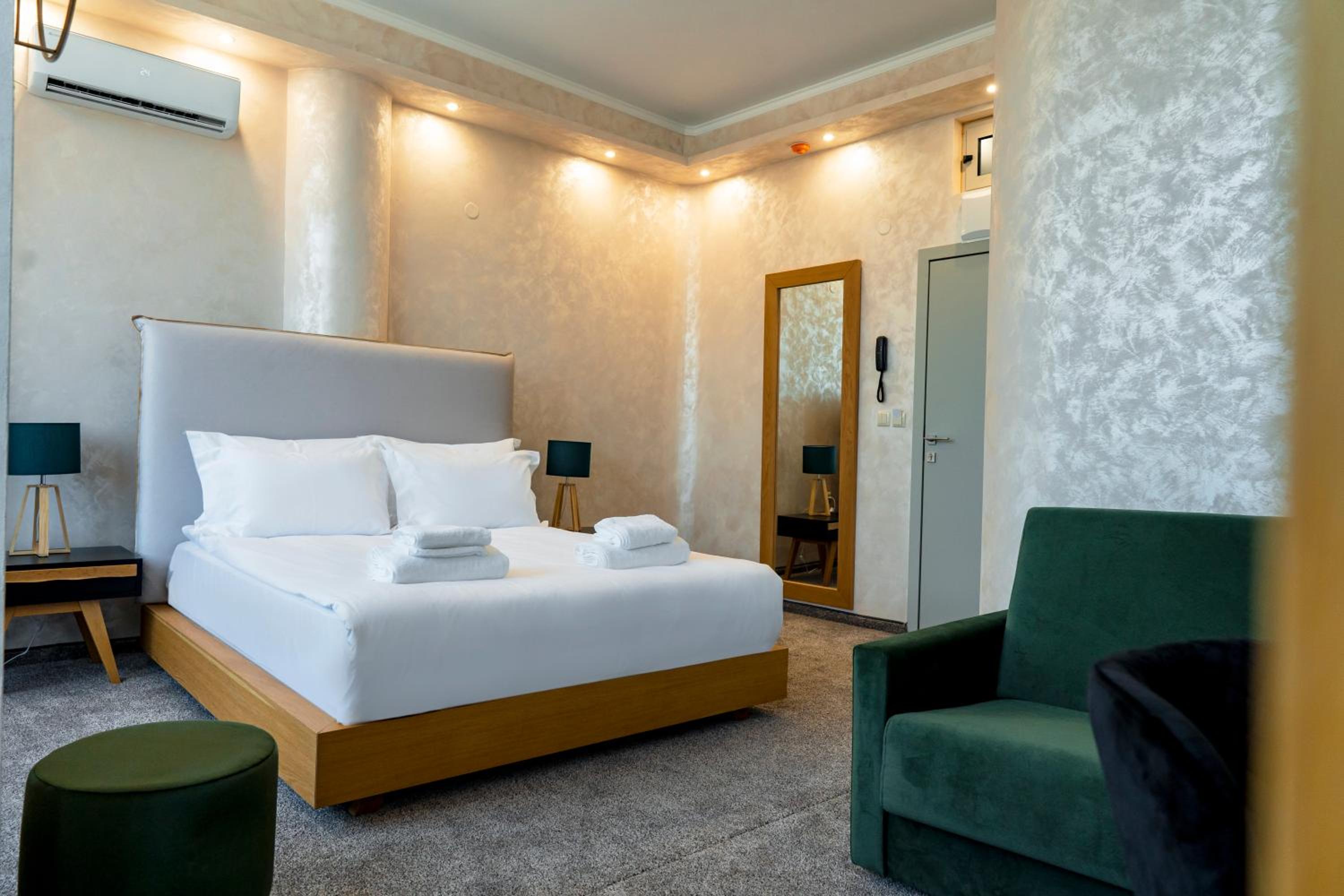 Deluxe Room (2 Adults + 1 Child) - Photo 4