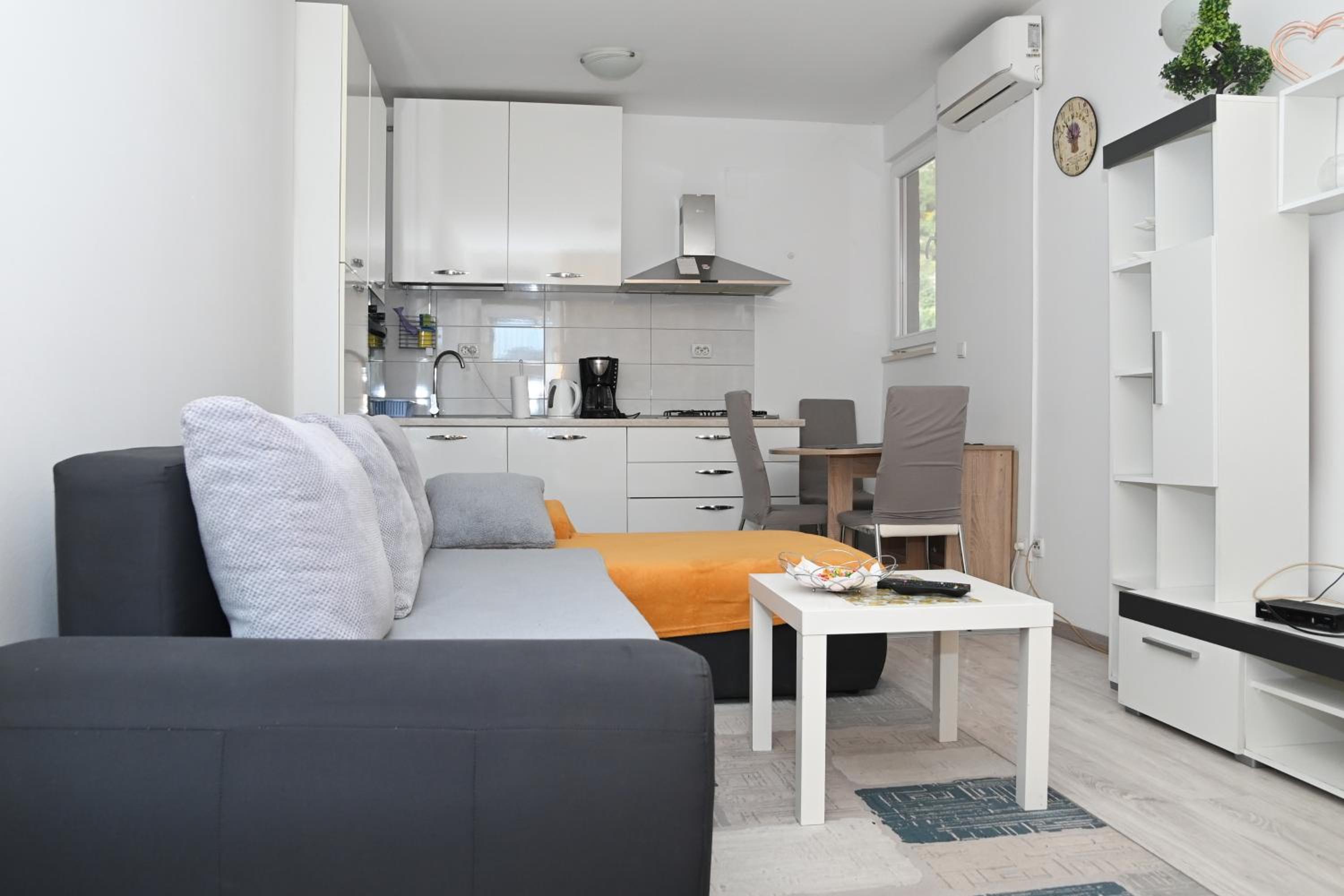 Apartment with Terrace - Photo 4