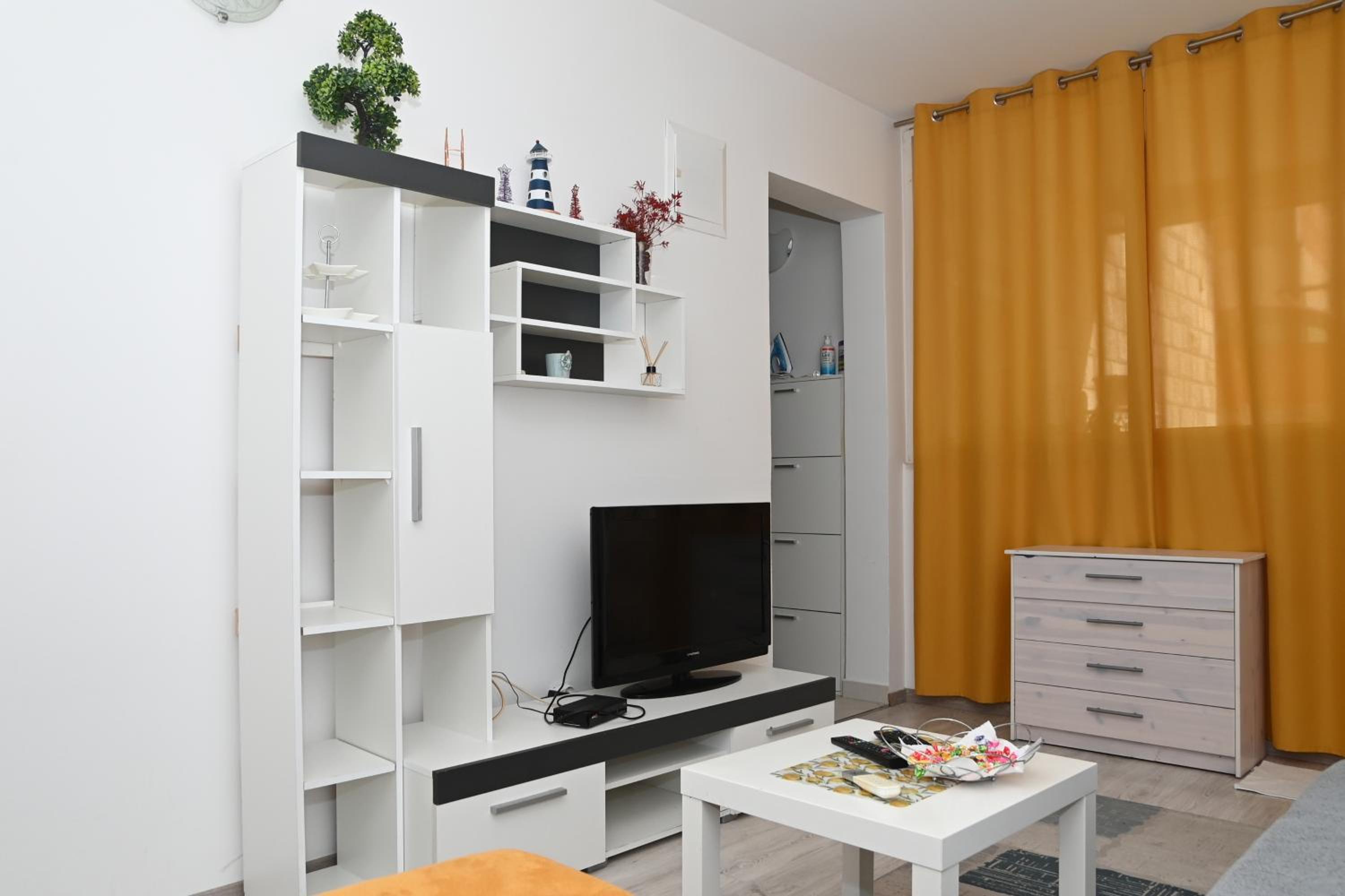 Apartment with Terrace - Photo 5