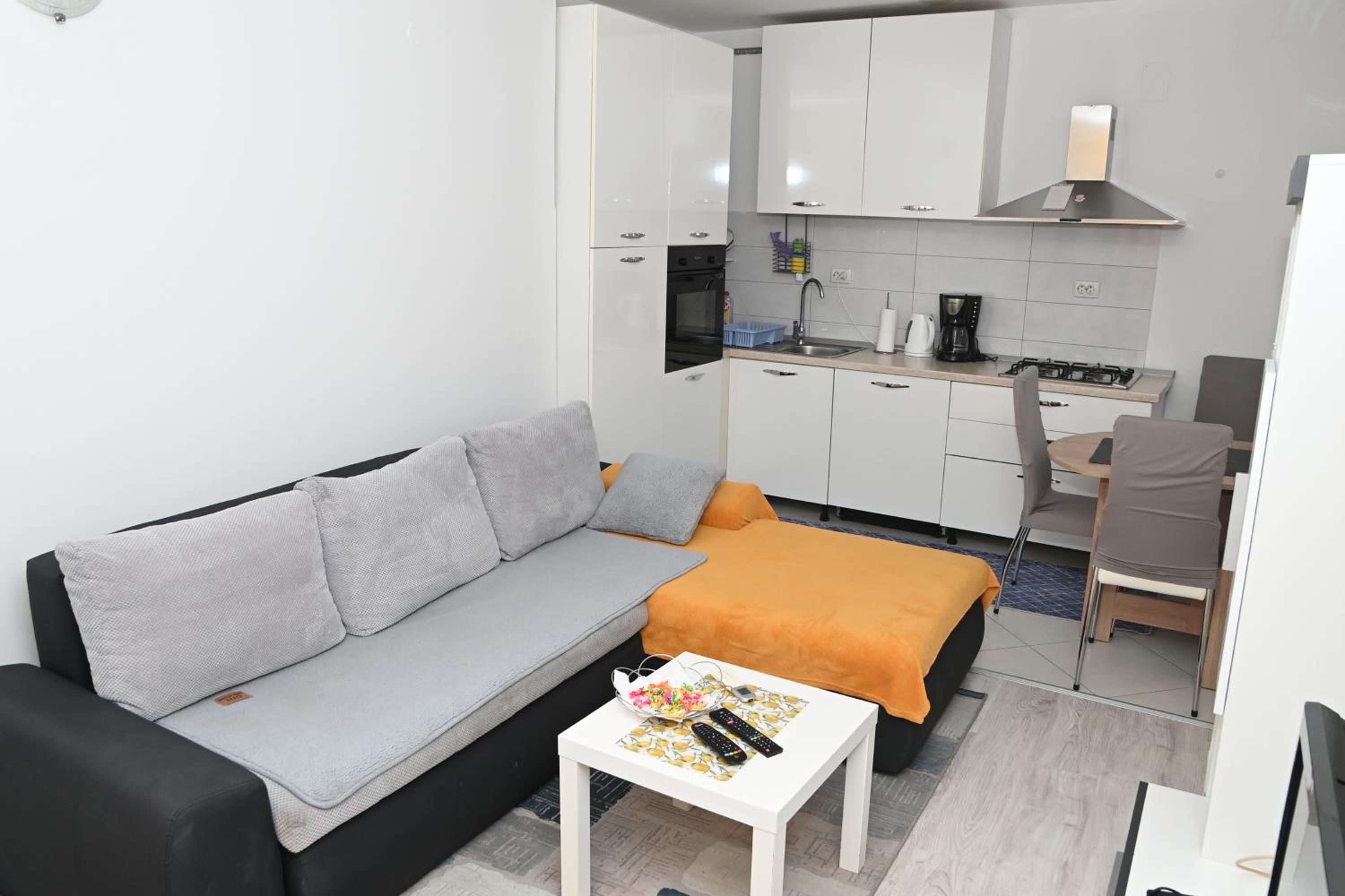 Apartment with Terrace - Photo 21