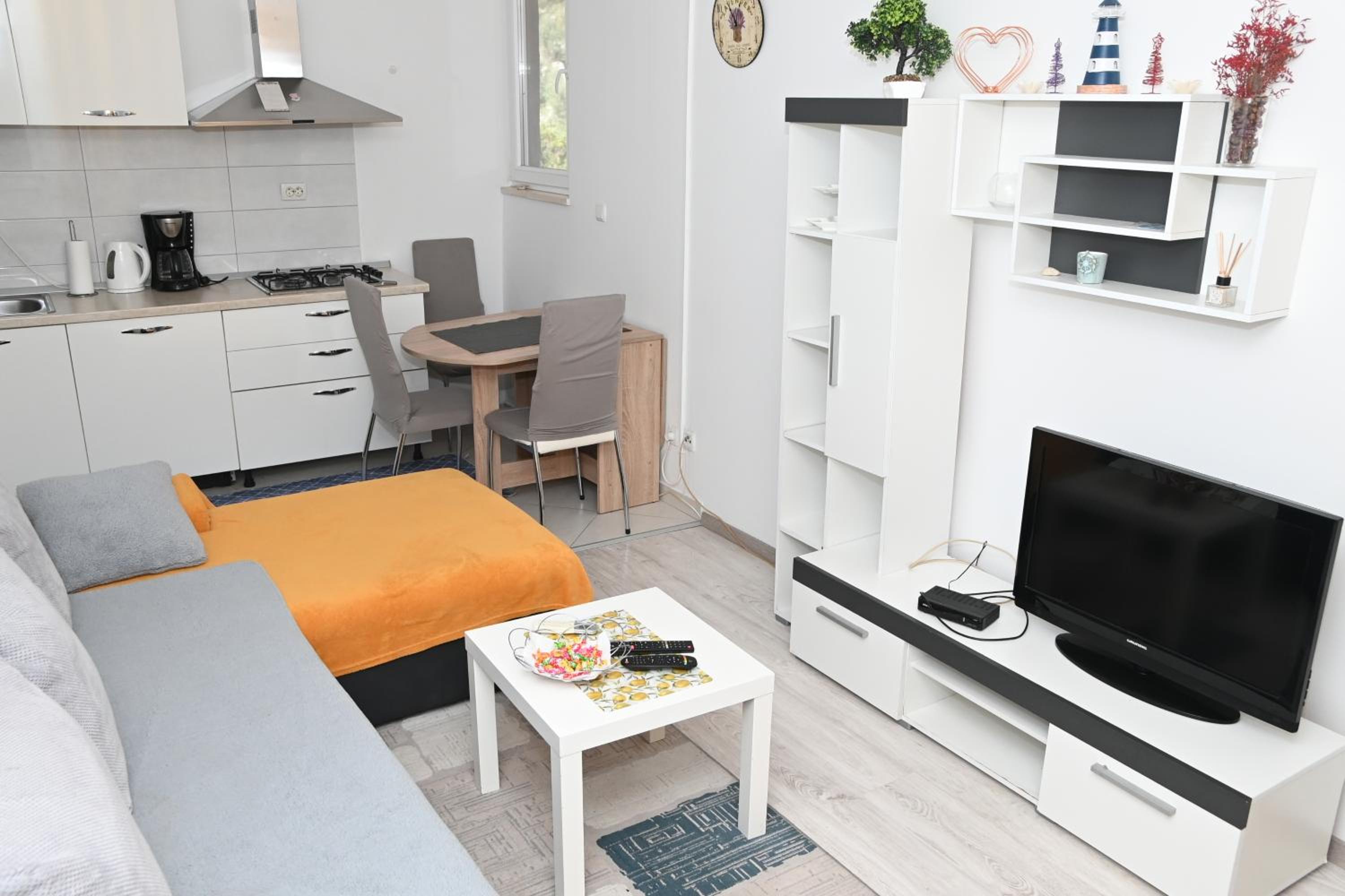 Apartment with Terrace - Photo 10