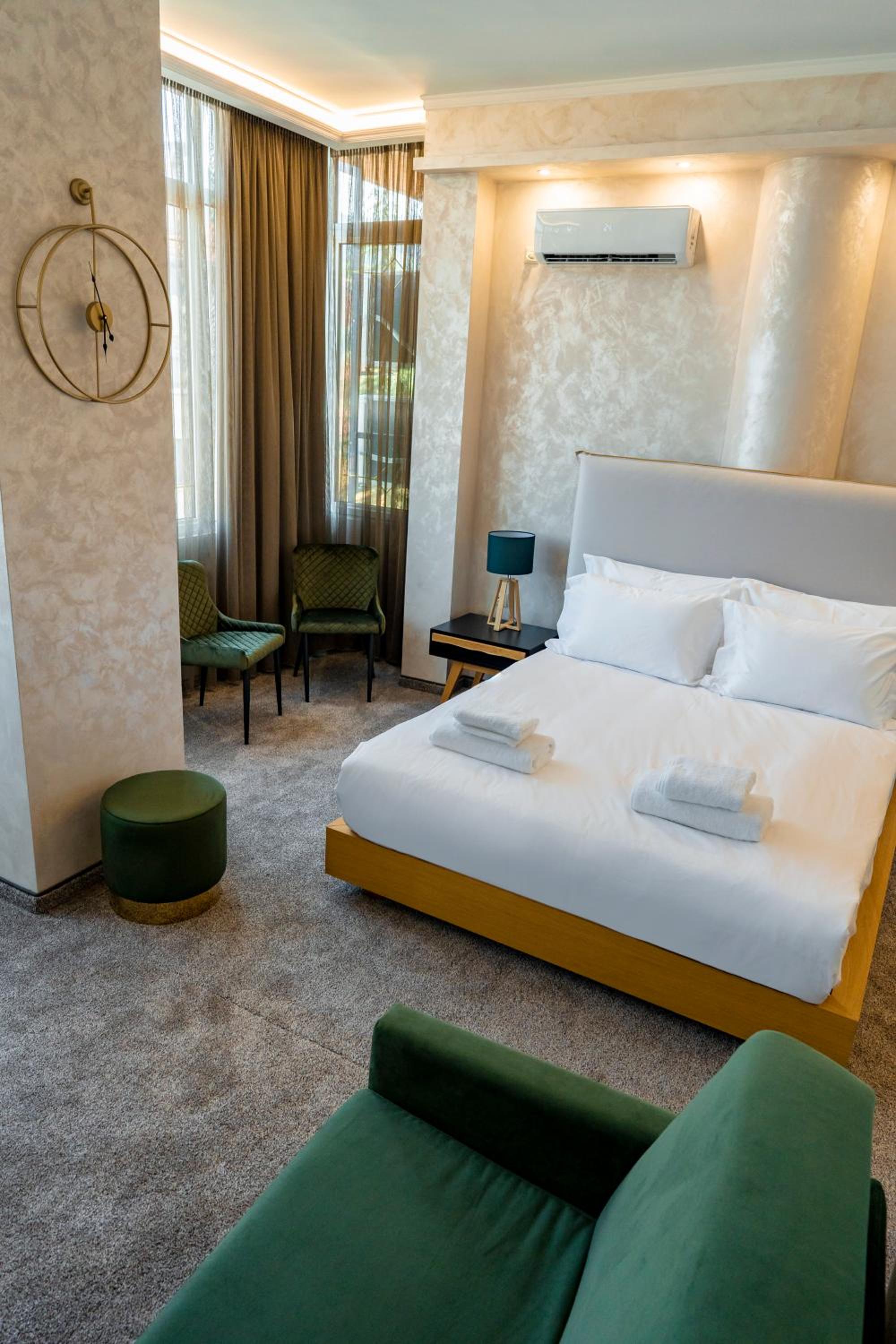 Deluxe Room (2 Adults + 1 Child) - Photo 5