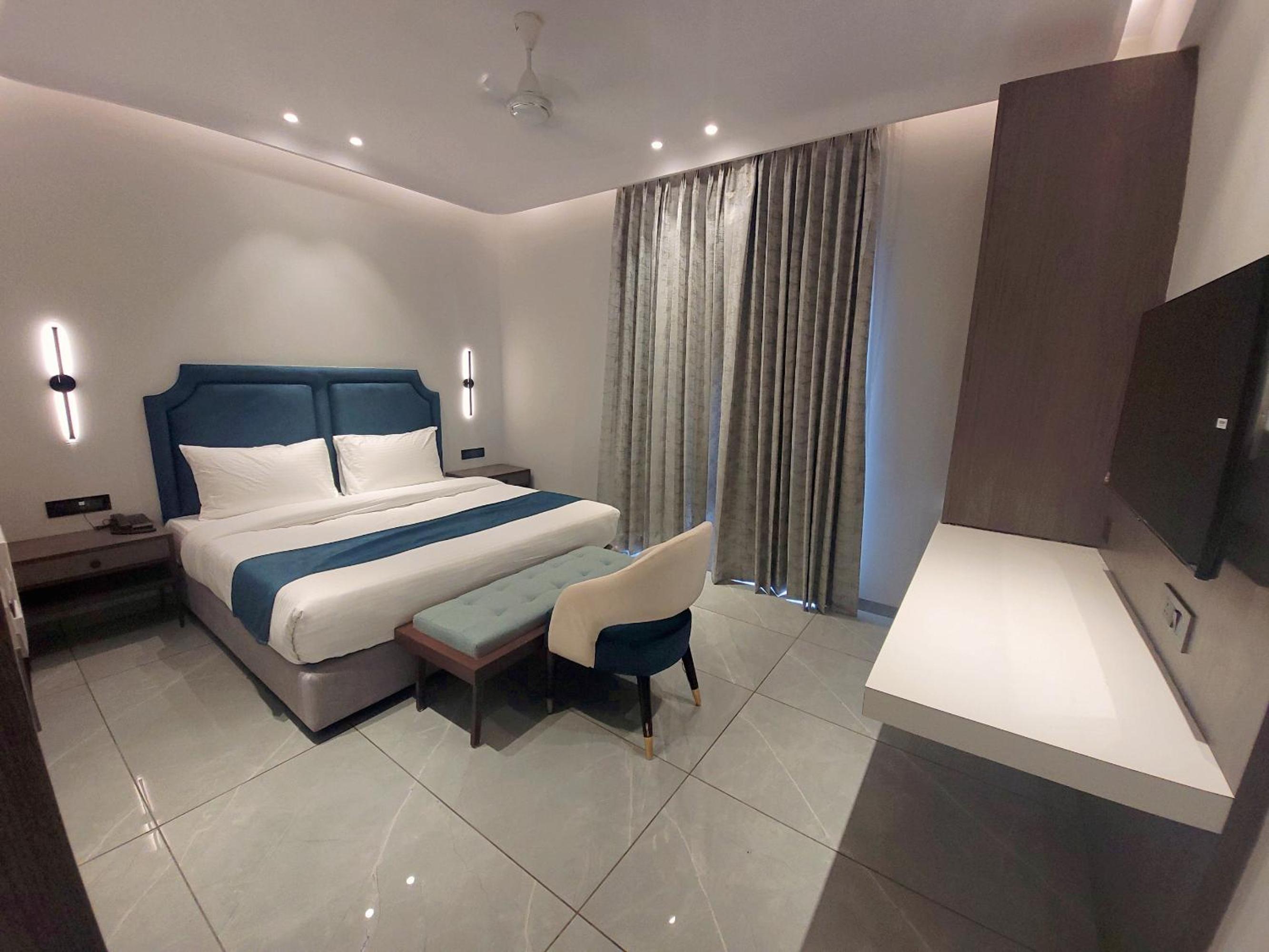 King Room with Balcony photo 2