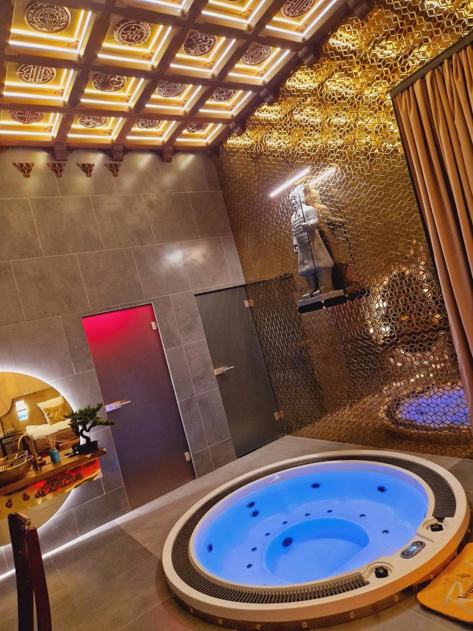 Small Apartment with Jacuzzi - Photo 32