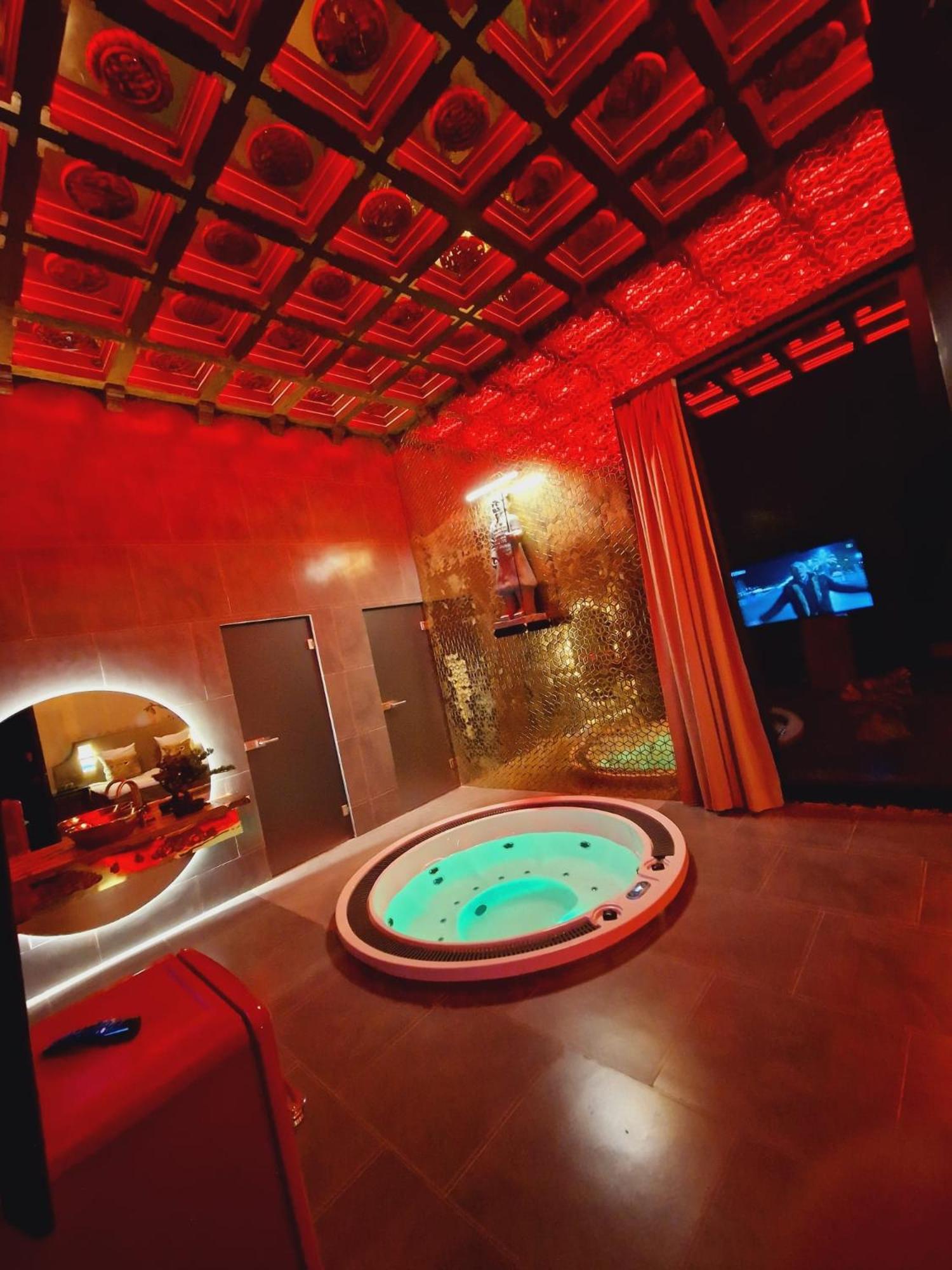 Small Apartment with Jacuzzi - Photo 31