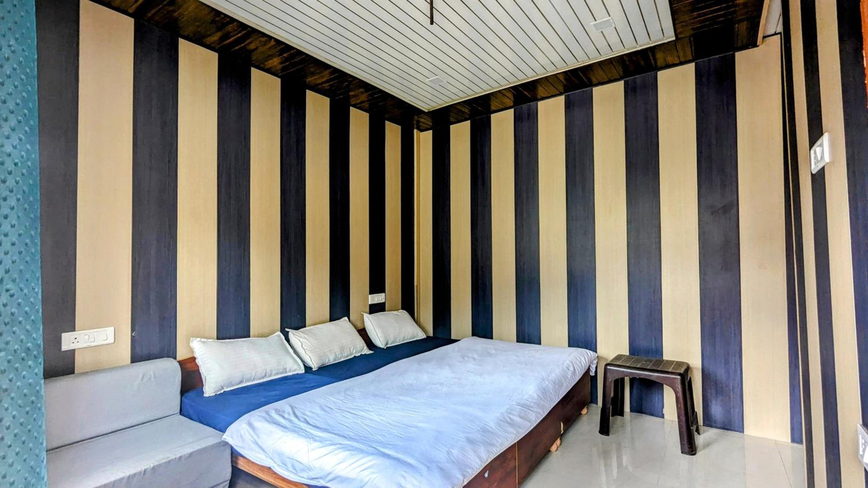 Deluxe Double Room with Balcony photo 3