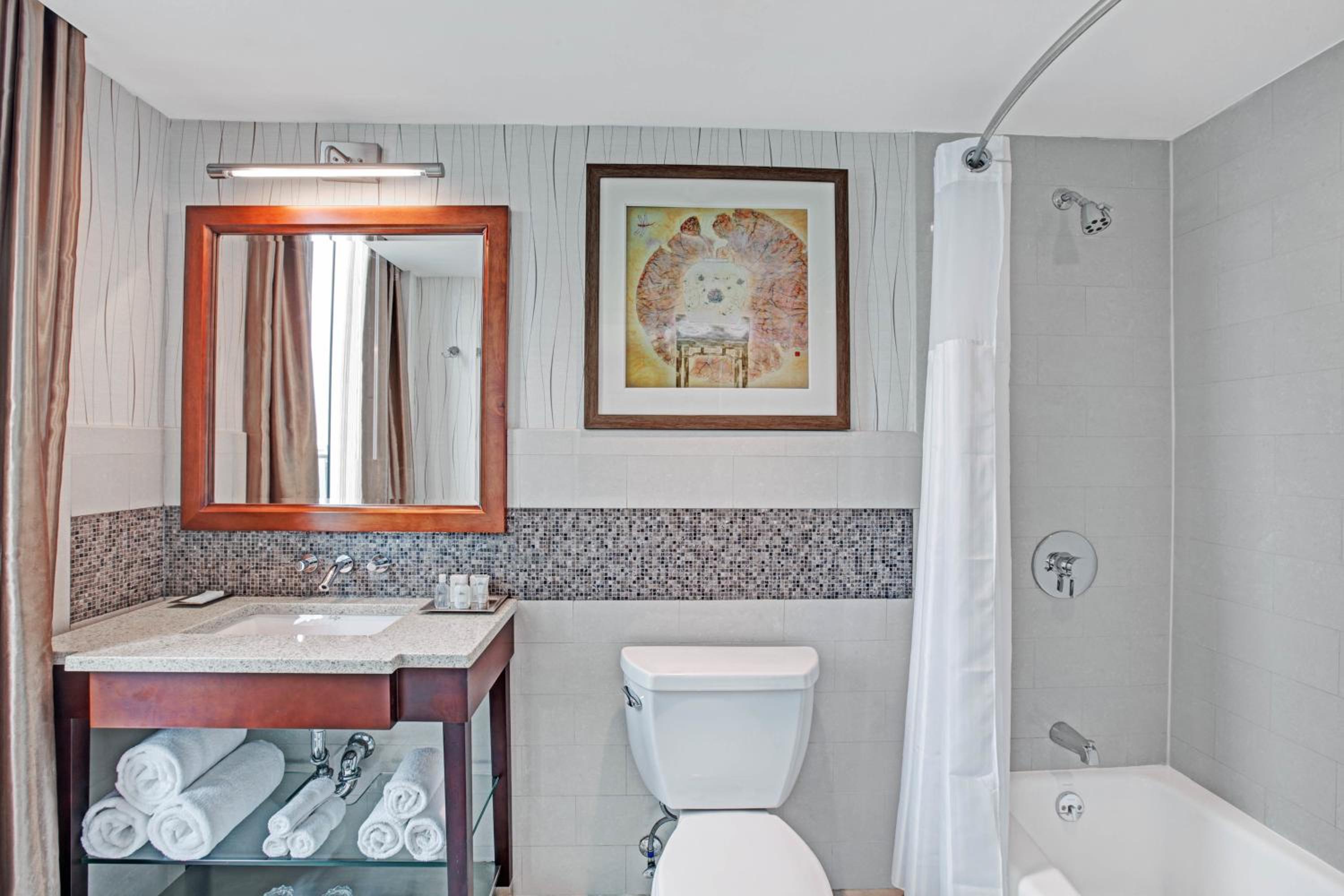 Executive Queen Room with Balcony, High Floor thumbnail 6