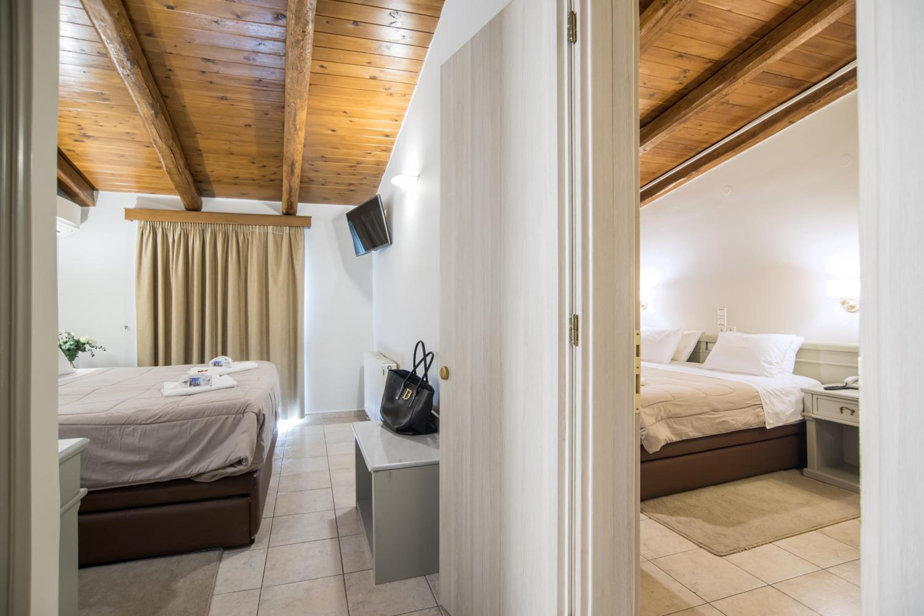 Family Connecting Twin Rooms with Spa Bath - Photo 2