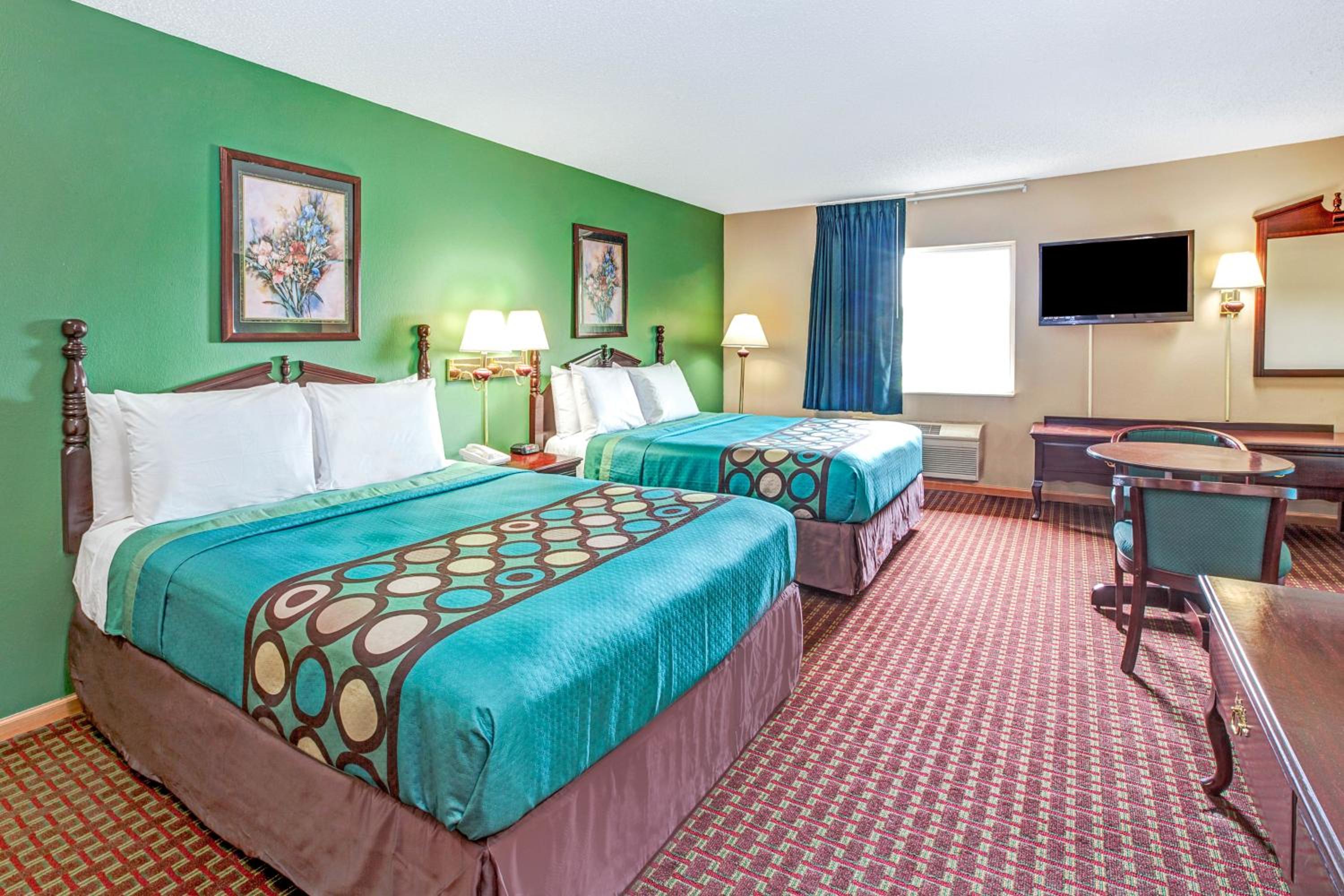 Queen Room with Two Queen Beds - Non-Smoking - Photo 4