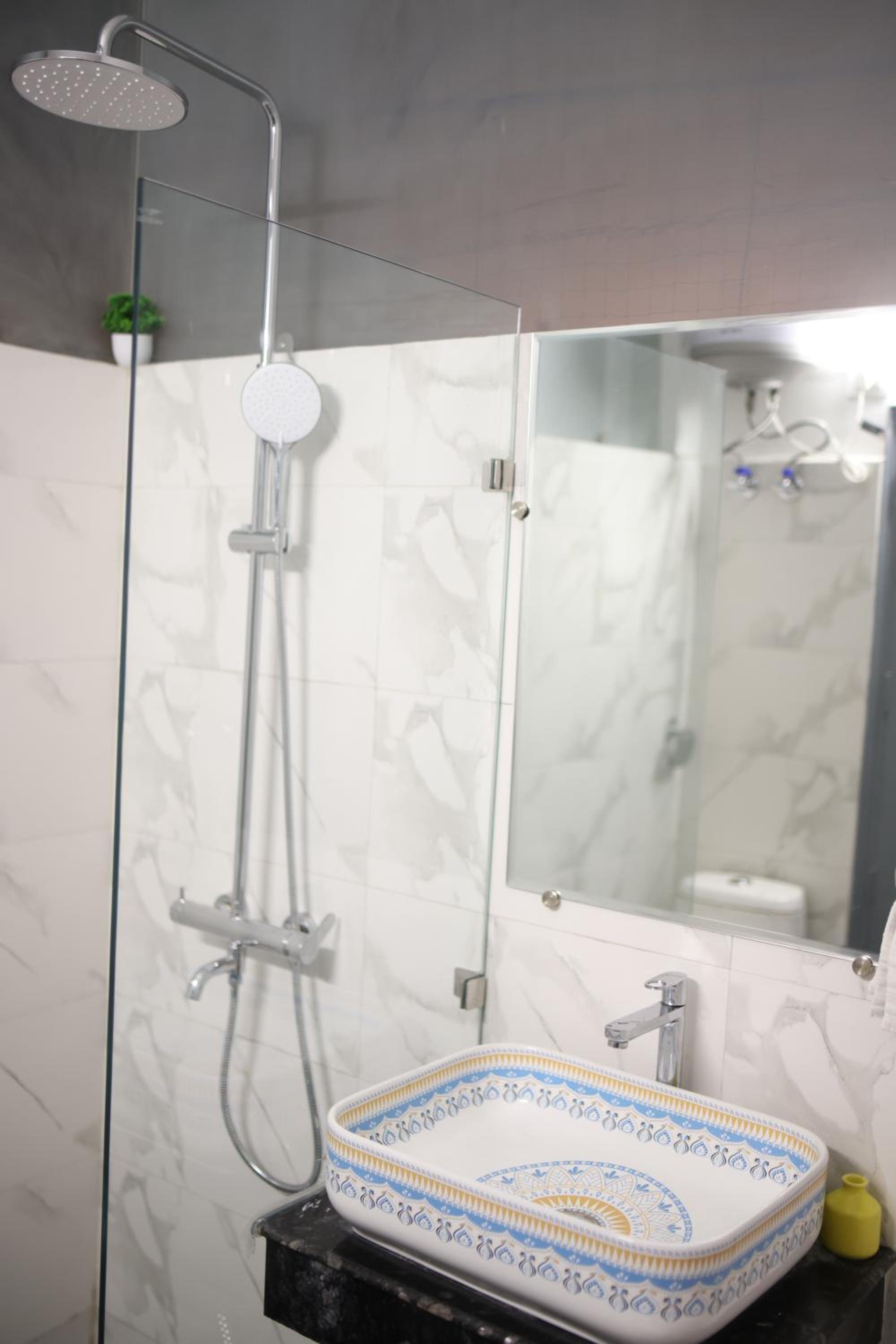 Queen Suite with Spa Bath - Photo 9