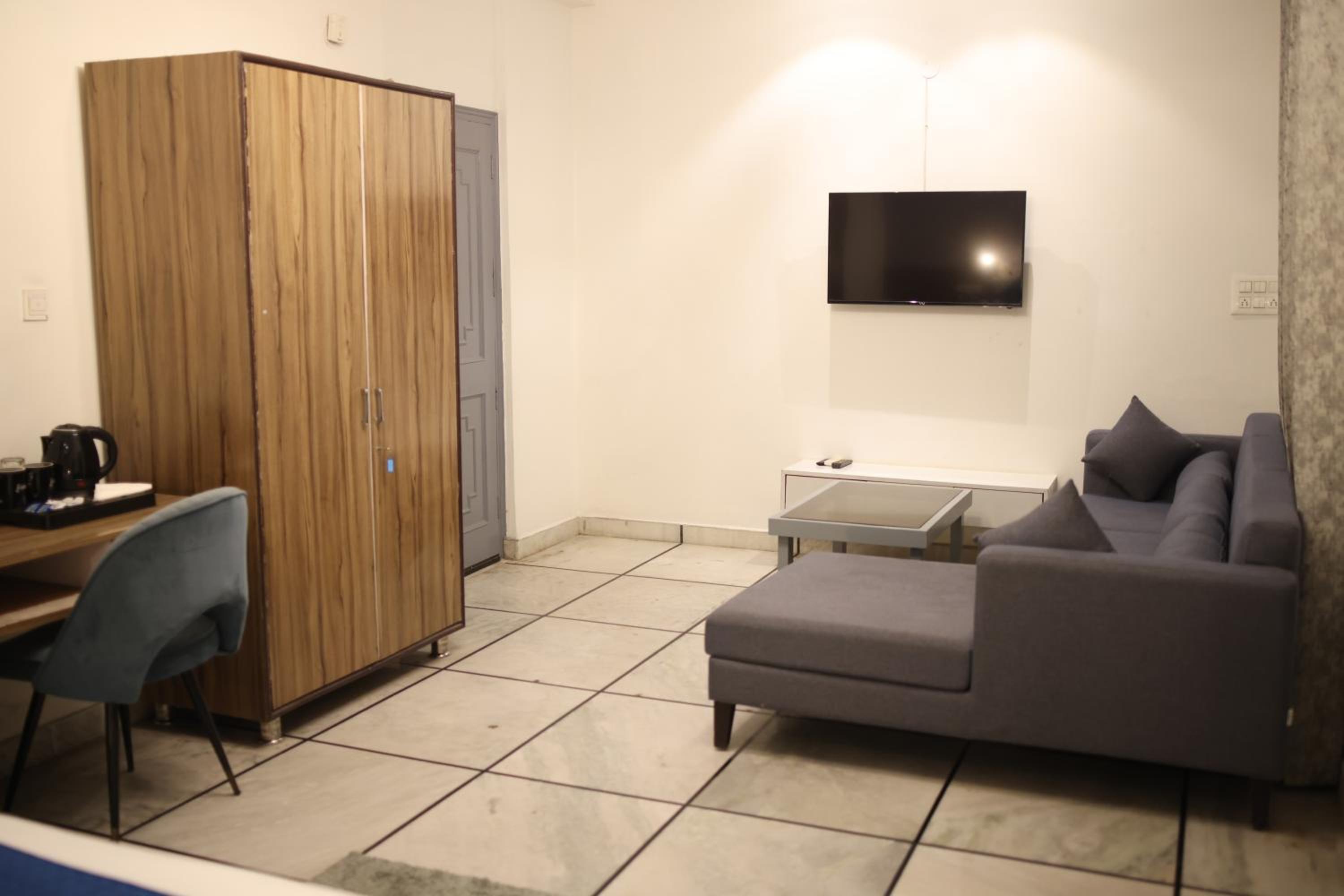 King Suite with Balcony - Photo 3