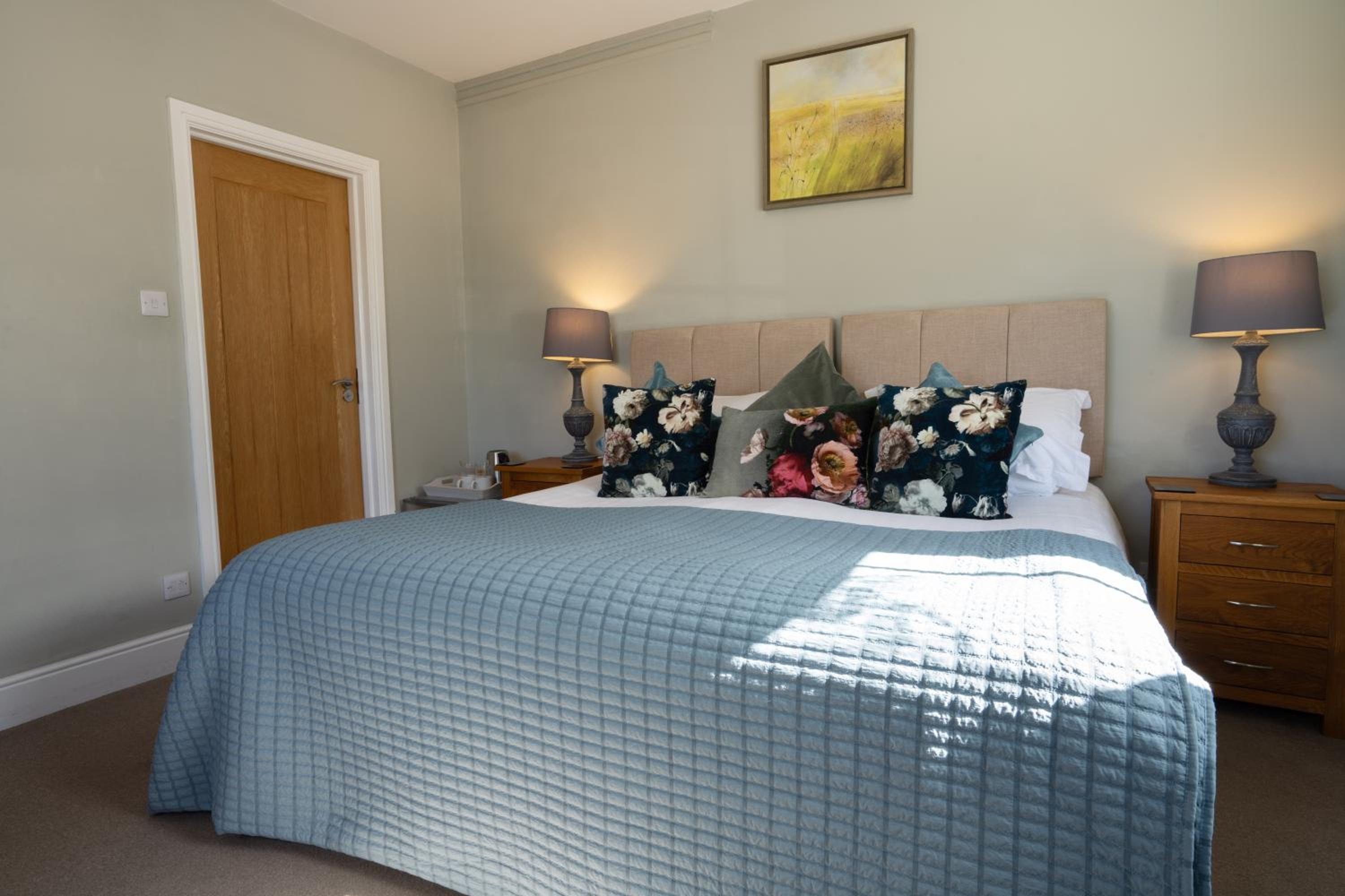 Double or Twin room with Ensuite Bathroom - Photo 2