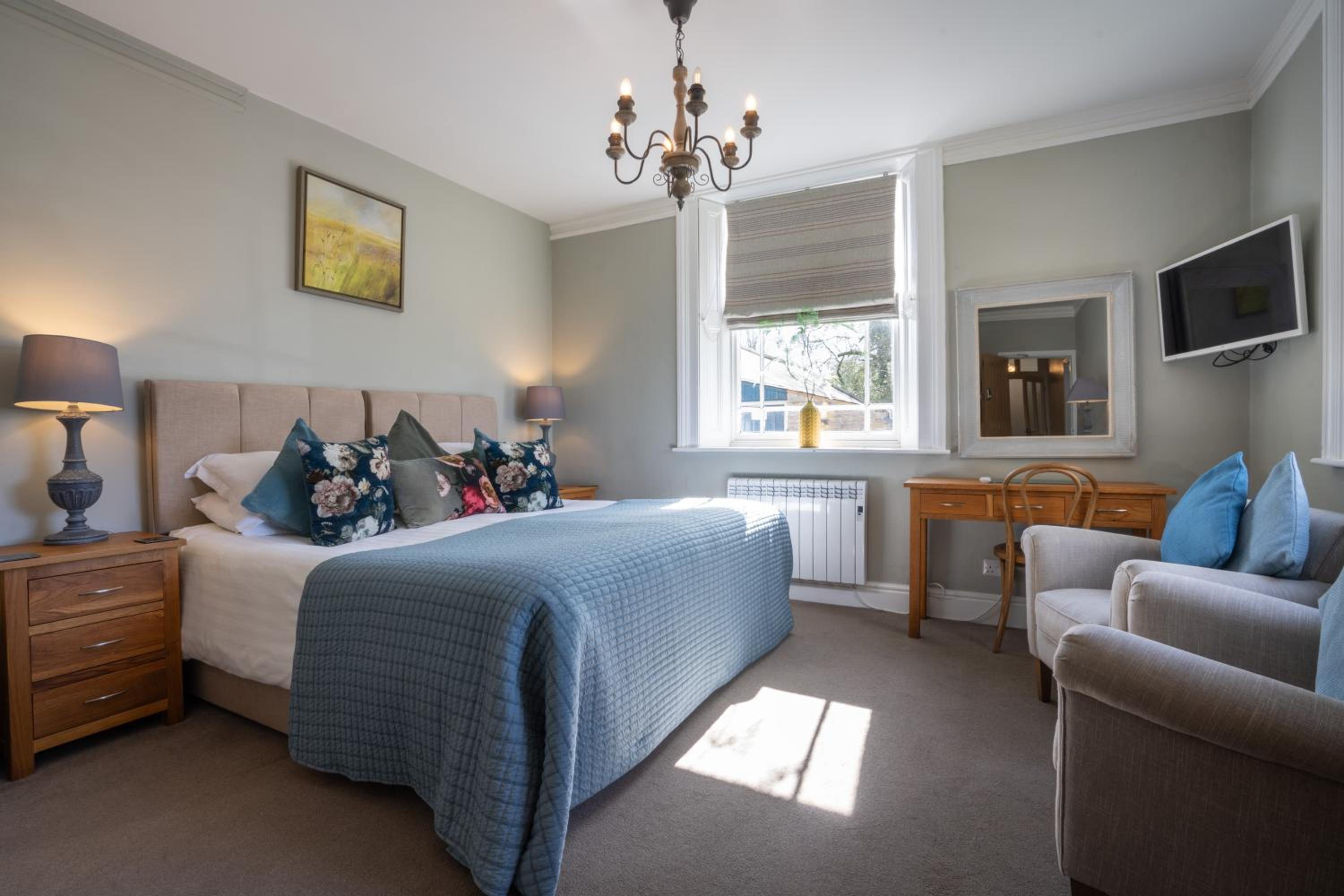 Double or Twin room with Ensuite Bathroom - Photo 3