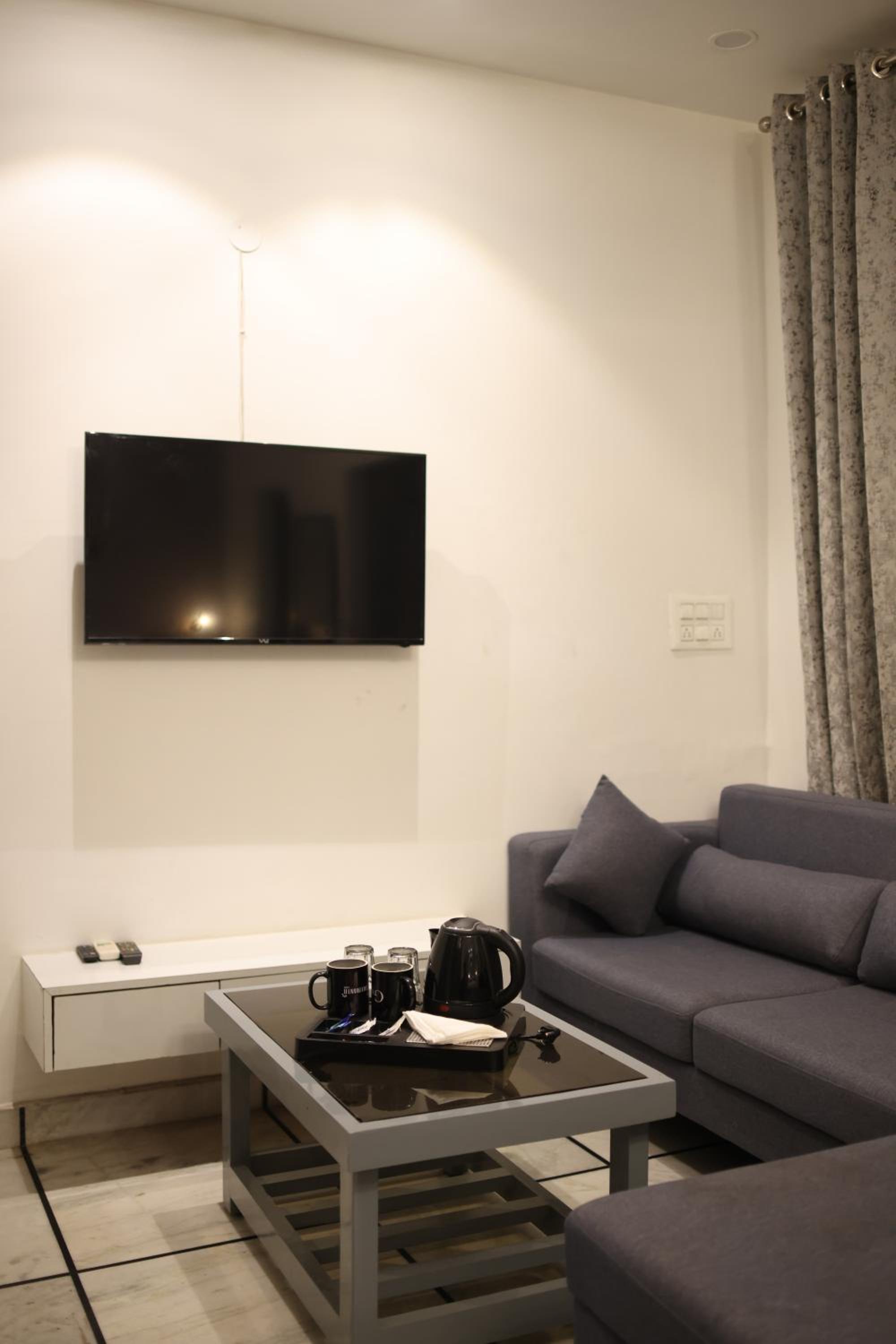 King Suite with Balcony - Photo 4