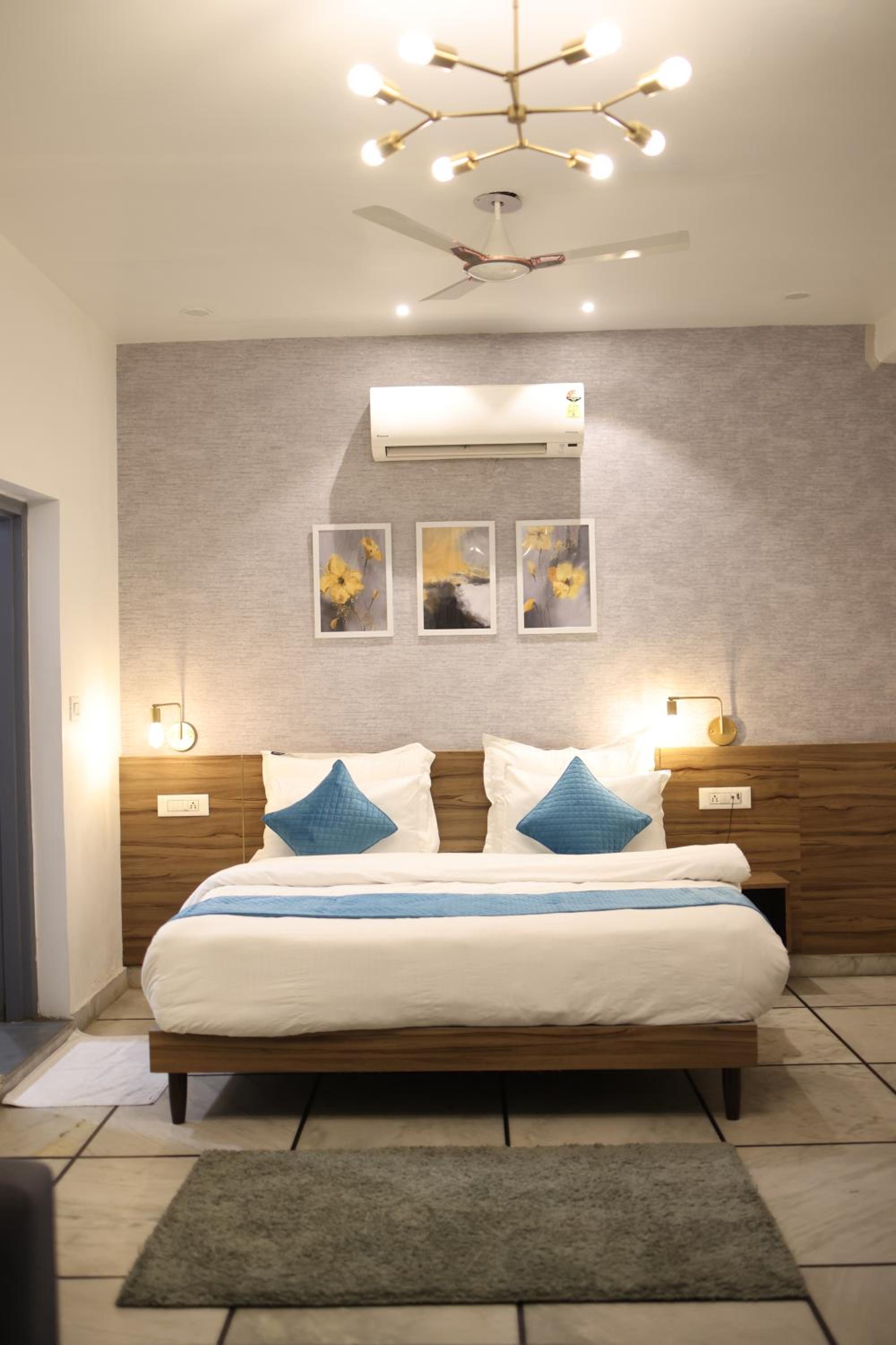 King Suite with Balcony - Photo 1