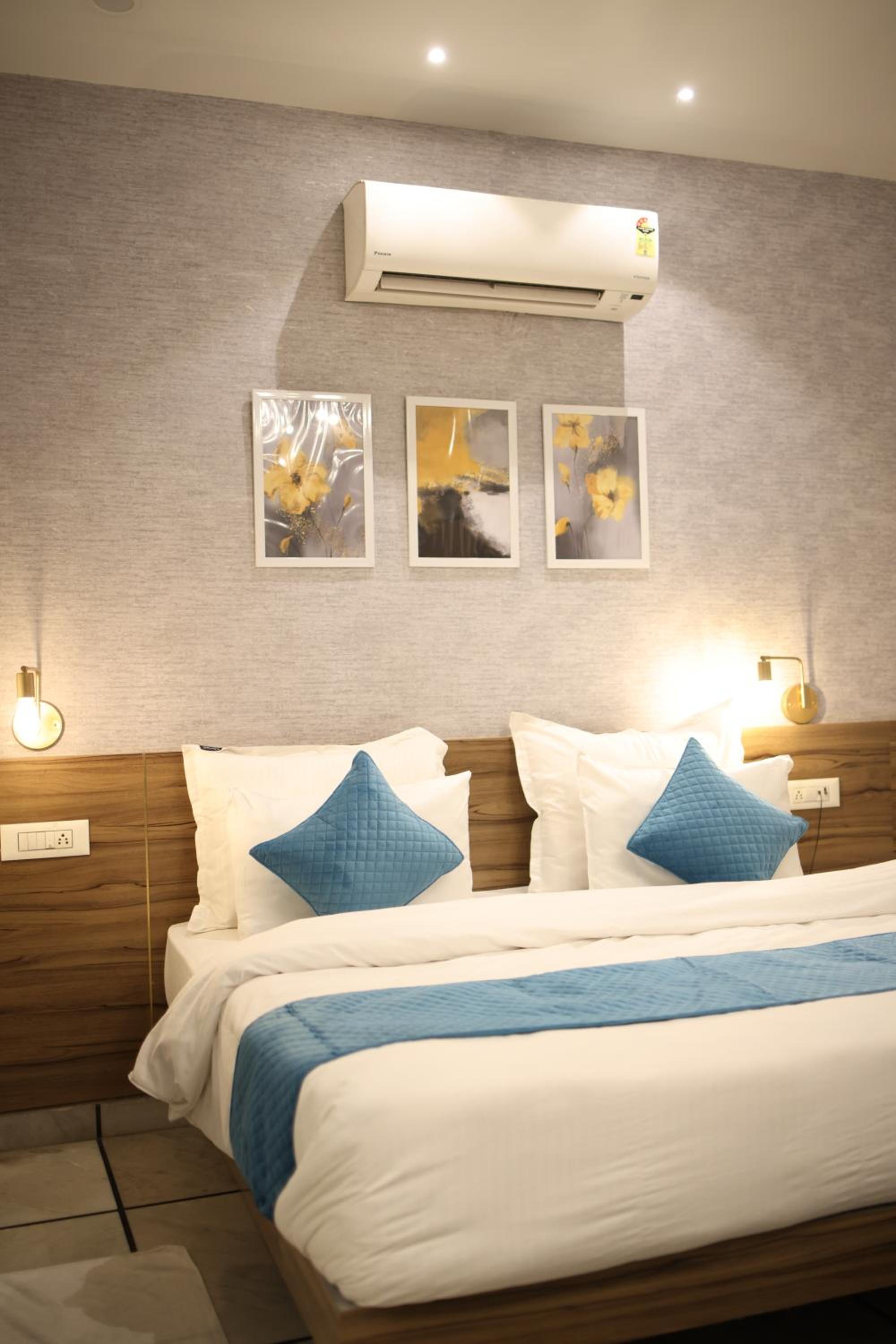 King Suite with Balcony - Photo 2