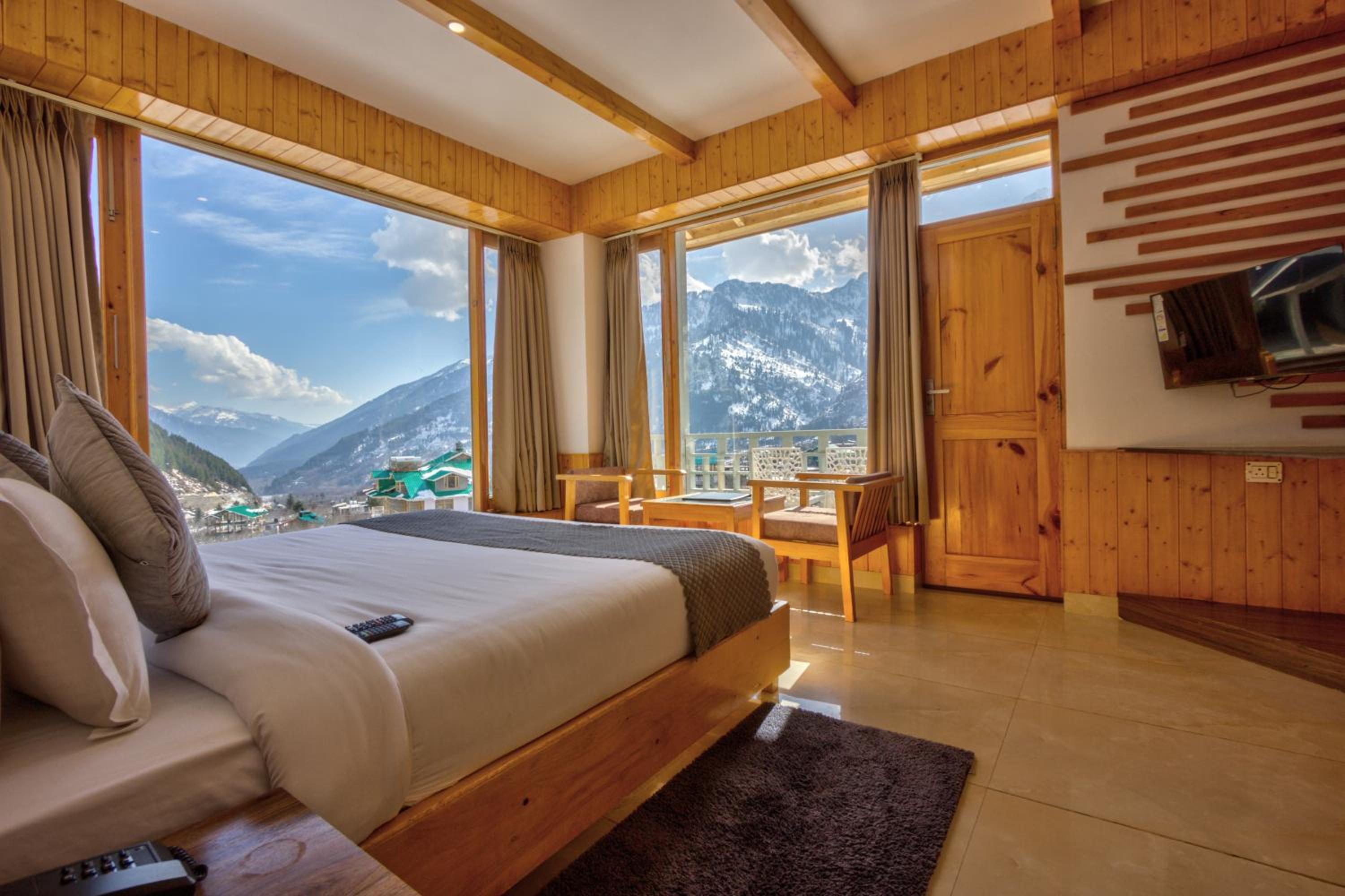 King Room with Balcony - Photo 20