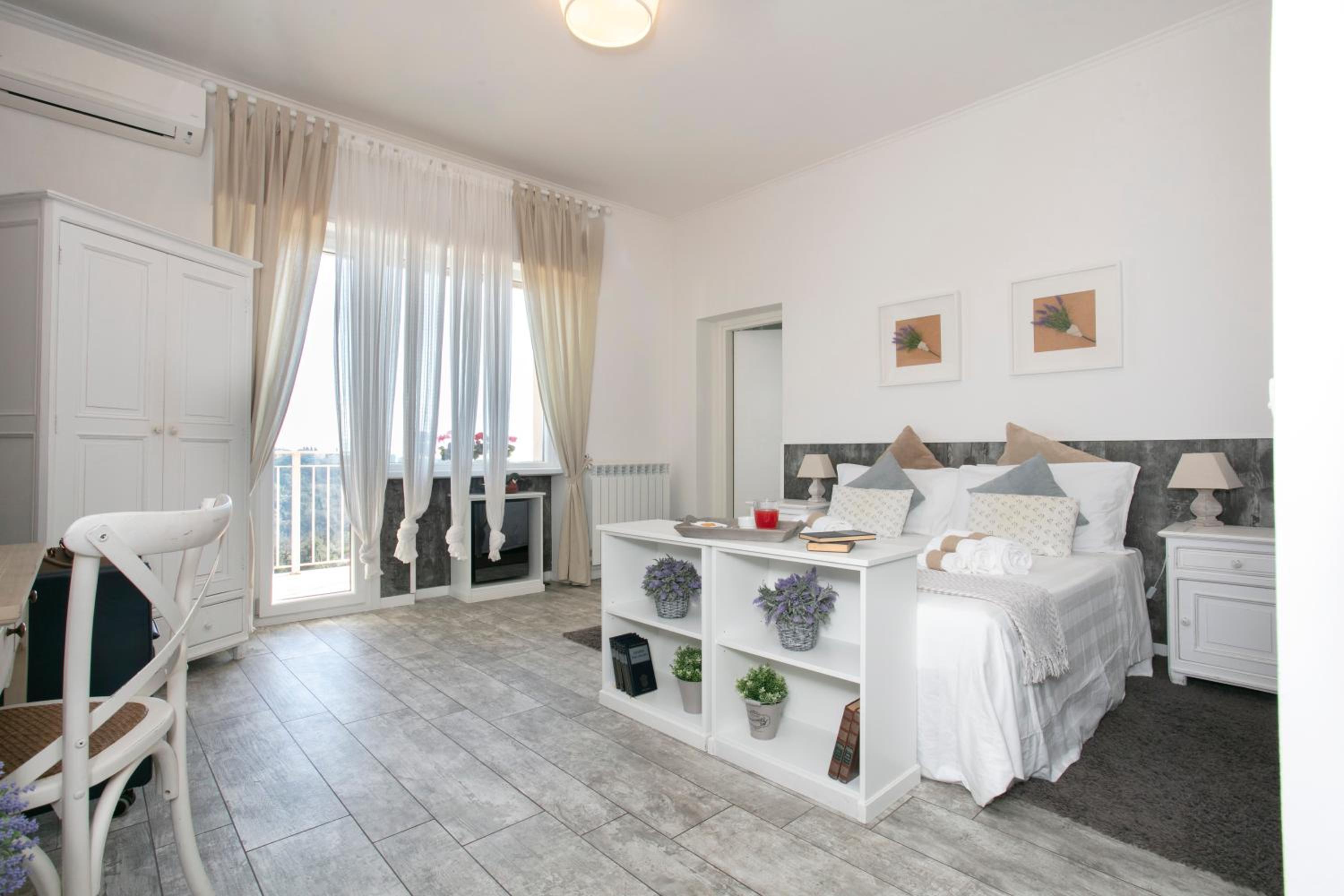 Double Room - Photo 17
