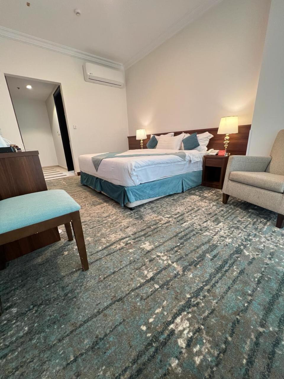 Standard King Room - Photo 5